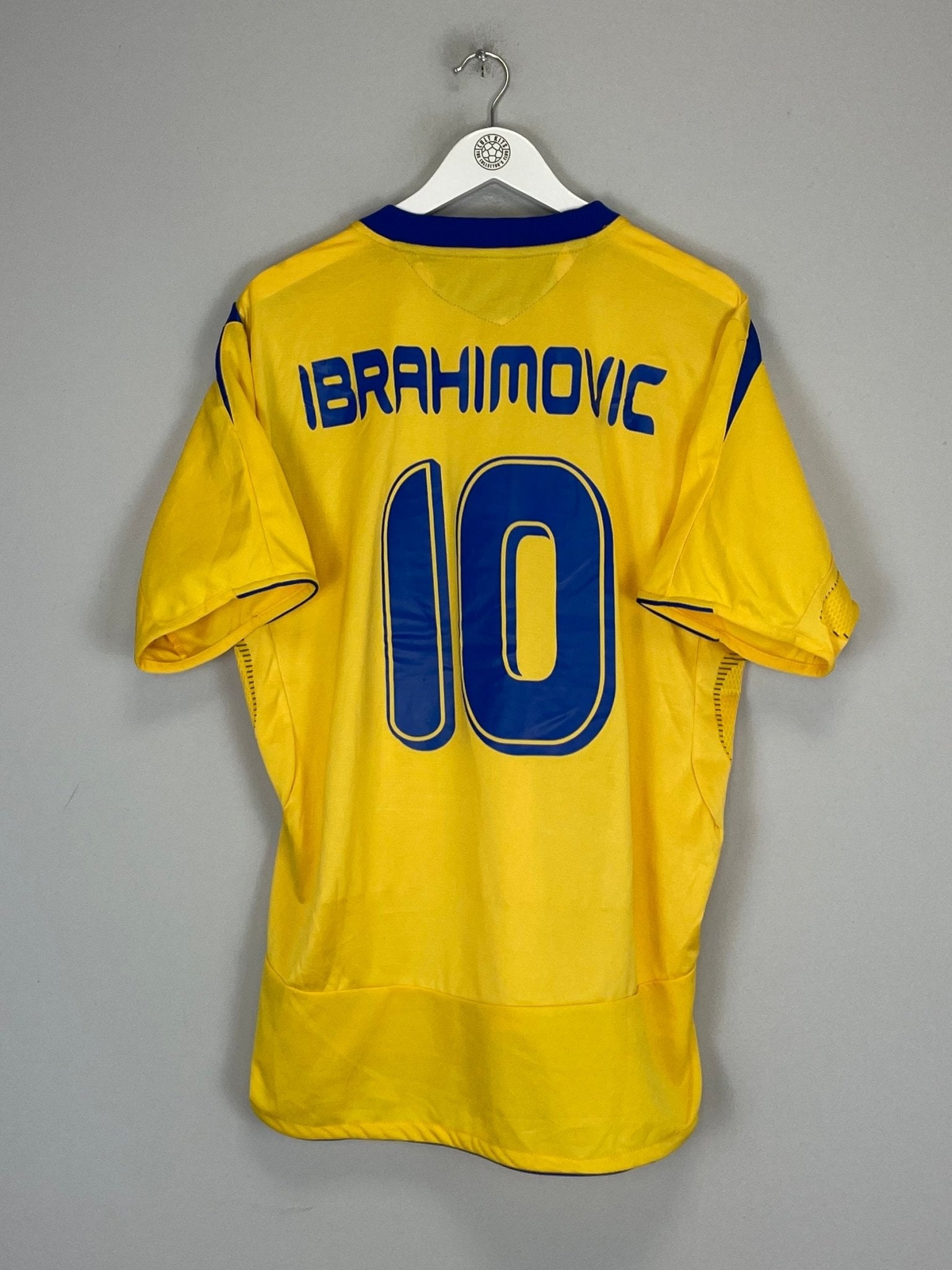 Shop 2004/05 SWEDEN IBRAHIMOVIC #10 HOME SHIRT (XL) UMBRO, classic football shirts, vintage football shirts & retro soccer jerseys at Cult Kits