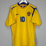 Shop 2004/05 SWEDEN IBRAHIMOVIC #10 HOME SHIRT (XL) UMBRO, classic football shirts, vintage football shirts & retro soccer jerseys at Cult Kits