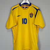 Shop 2004/05 SWEDEN IBRAHIMOVIC #10 HOME SHIRT (XL) UMBRO, classic football shirts, vintage football shirts & retro soccer jerseys at Cult Kits