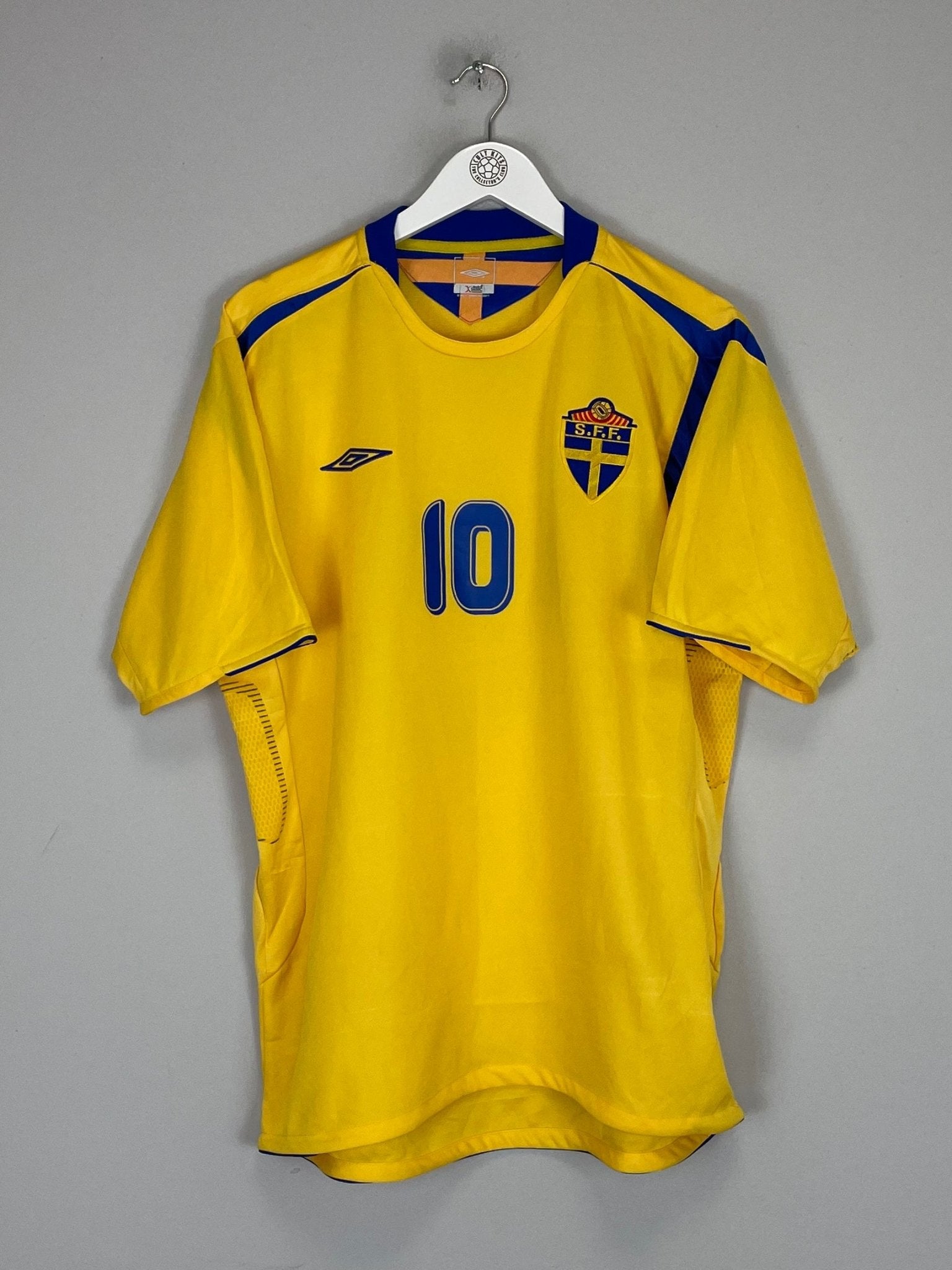 Shop 2004/05 SWEDEN IBRAHIMOVIC #10 HOME SHIRT (XL) UMBRO, classic football shirts, vintage football shirts & retro soccer jerseys at Cult Kits