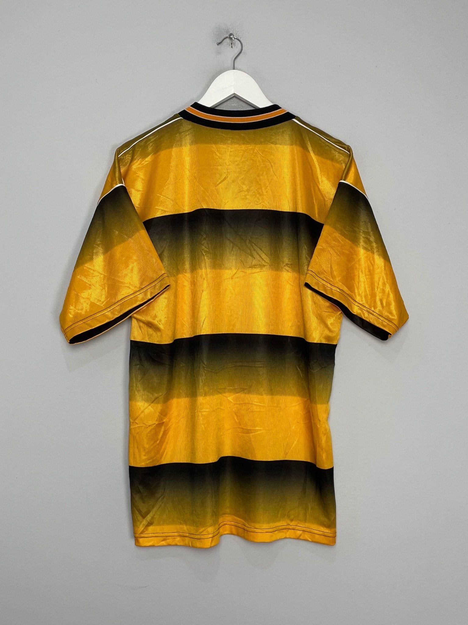 Shop 2004/06 BOSTON UNITED HOME SHIRT (L) PAULAS BENARA, classic football shirts, vintage football shirts & retro soccer jerseys at Cult Kits