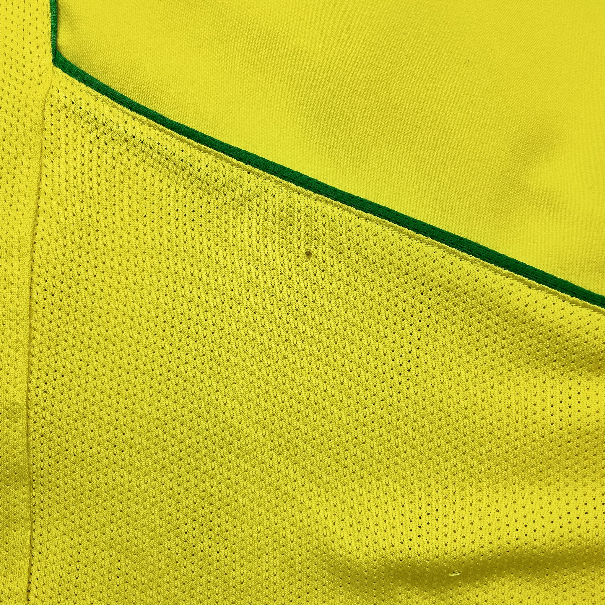 Buy 2004/06 Brazil Ronaldinho 10 Home Shirt (L) Nike ~ Free worldwide shipping available ~ Authentic Vintage Football Shirts from Cult Kits