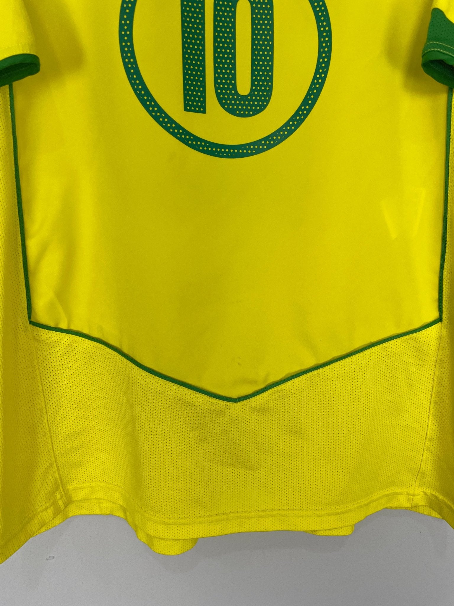 Shop 2004/06 BRAZIL RONALDINHO #10 HOME SHIRT (L) NIKE, classic football shirts, vintage football shirts & retro soccer jerseys at Cult Kits