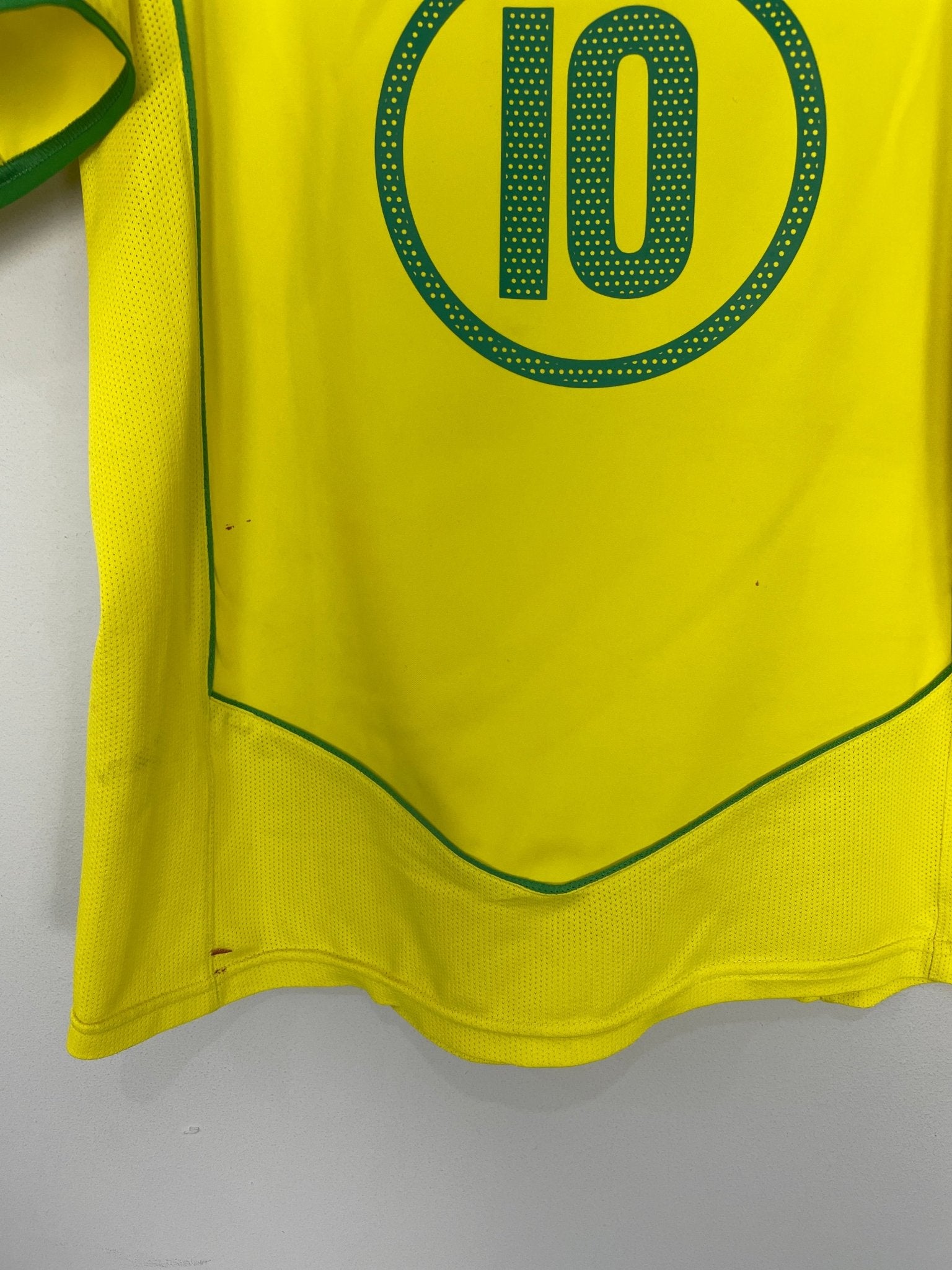 Shop 2004/06 BRAZIL RONALDINHO #10 HOME SHIRT (S) NIKE, classic football shirts, vintage football shirts & retro soccer jerseys at Cult Kits