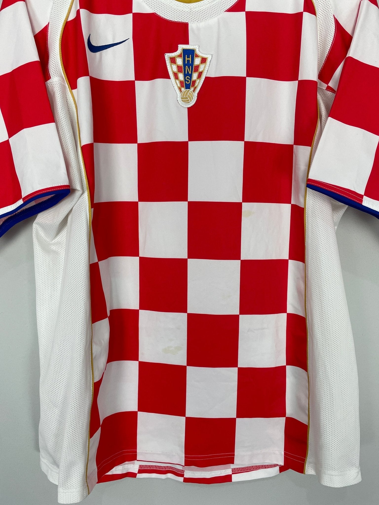 Shop 2004/06 CROATIA HOME SHIRT (L) NIKE, classic football shirts, vintage football shirts & retro soccer jerseys at Cult Kits