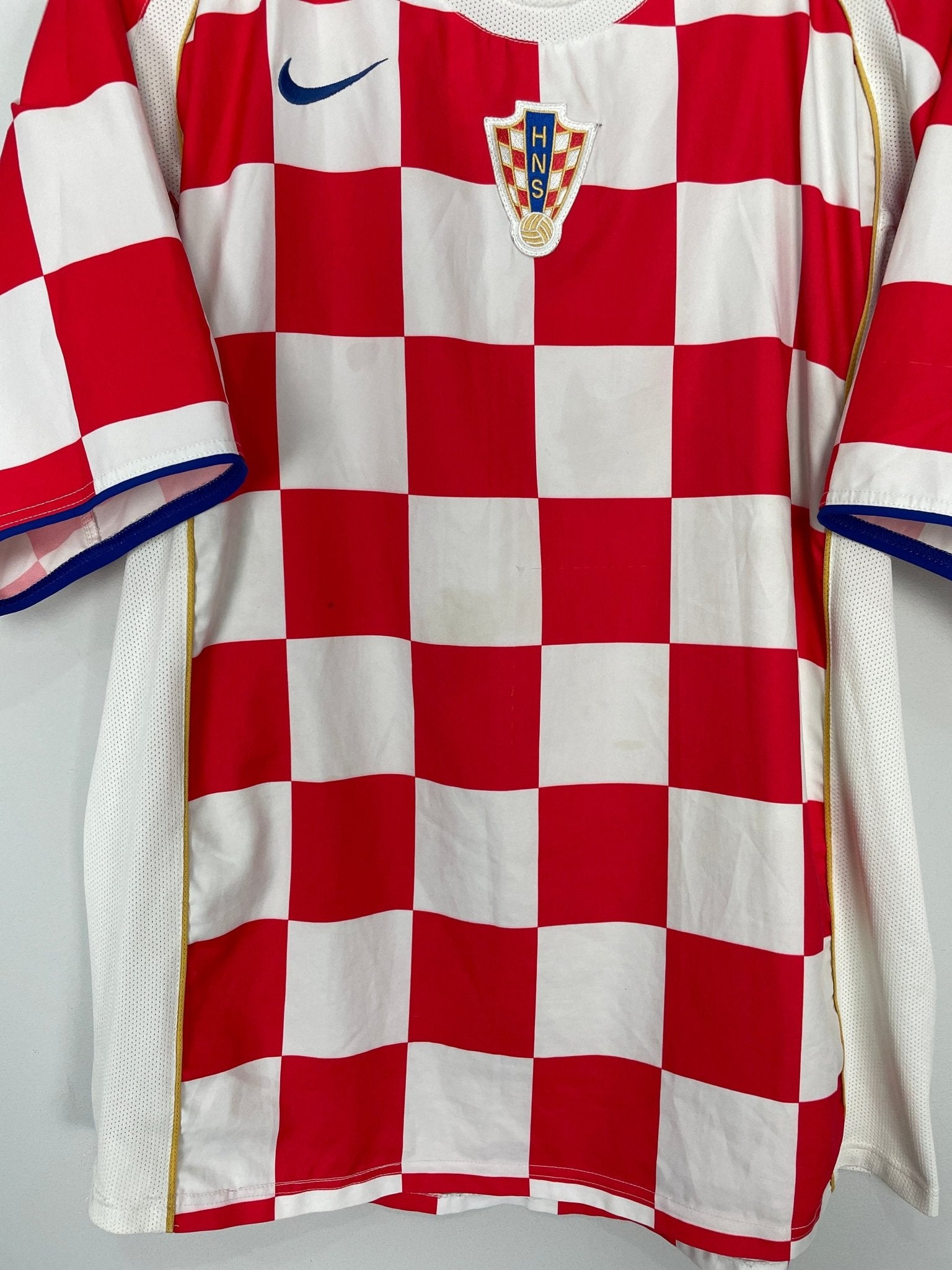 Shop 2004/06 CROATIA HOME SHIRT (L) NIKE, classic football shirts, vintage football shirts & retro soccer jerseys at Cult Kits