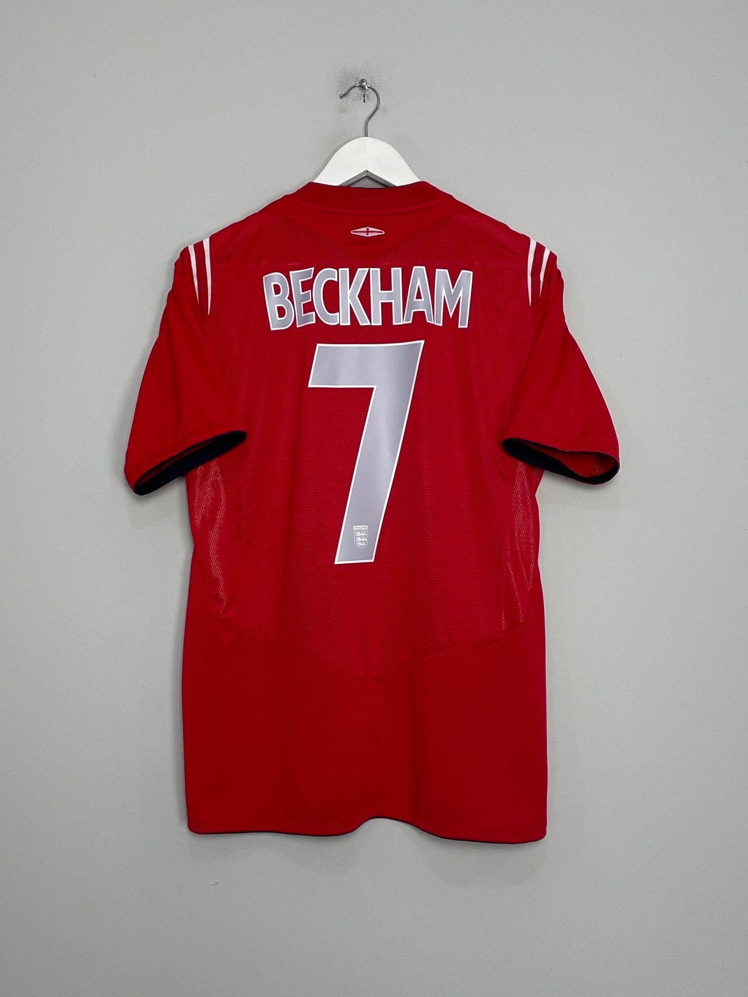 Shop 2004/06 ENGLAND BECKHAM #7 AWAY SHIRT (M) UMBRO, classic football shirts, vintage football shirts & retro soccer jerseys at Cult Kits