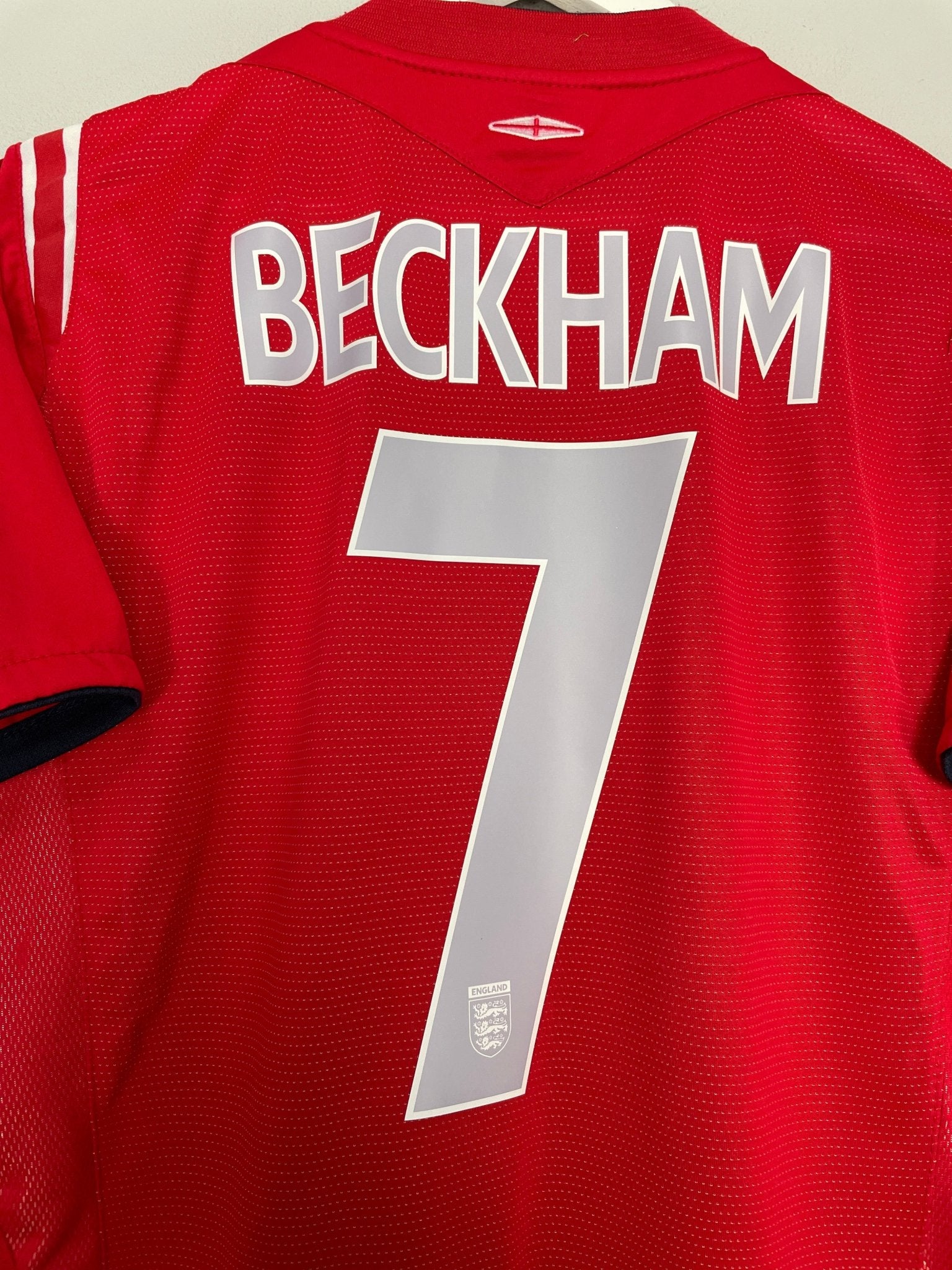 Shop 2004/06 ENGLAND BECKHAM #7 AWAY SHIRT (M) UMBRO, classic football shirts, vintage football shirts & retro soccer jerseys at Cult Kits