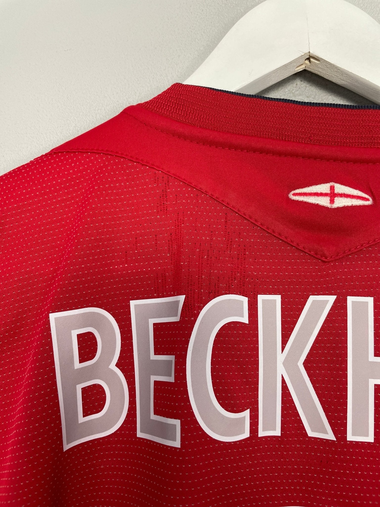 Shop 2004/06 ENGLAND BECKHAM #7 AWAY SHIRT (XL) UMBRO, classic football shirts, vintage football shirts & retro soccer jerseys at Cult Kits