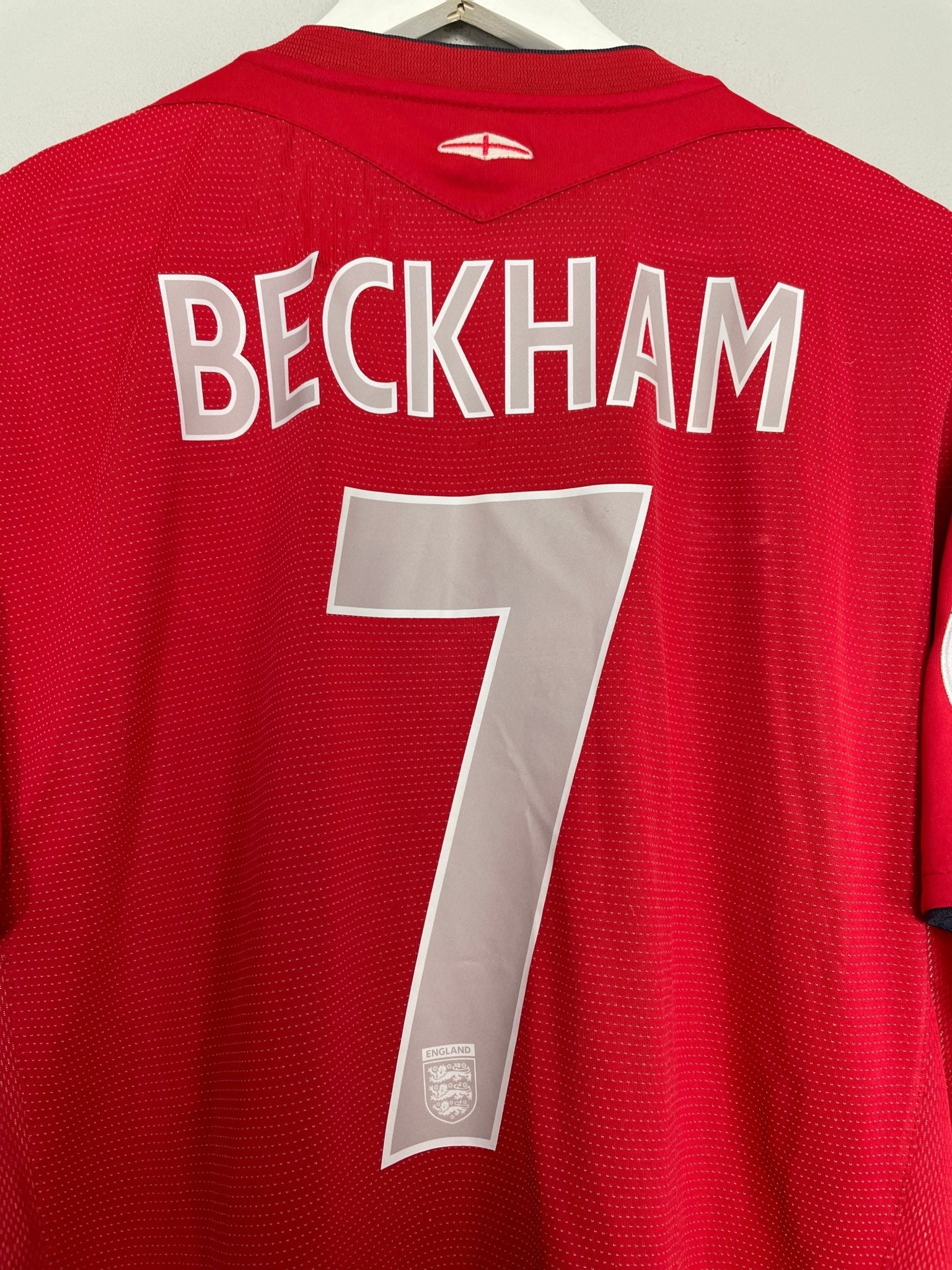 Shop 2004/06 ENGLAND BECKHAM #7 AWAY SHIRT (XL) UMBRO, classic football shirts, vintage football shirts & retro soccer jerseys at Cult Kits