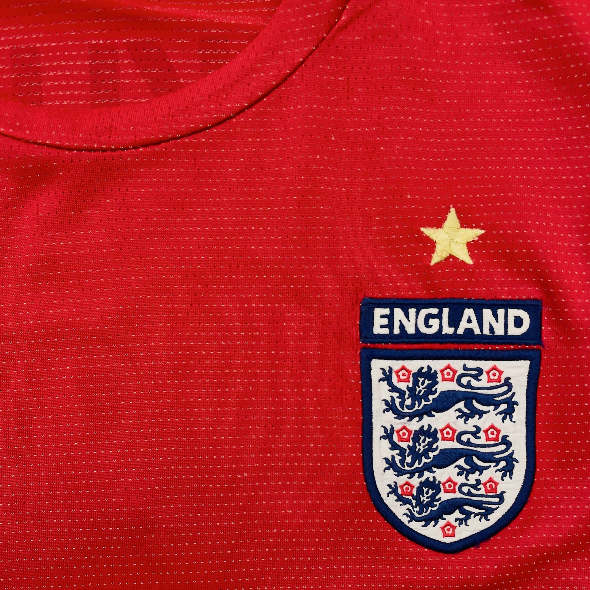 Buy 2004/06 England Beckham 7 Away Shirt (XL) Umbro ~ Free worldwide shipping ~ Authentic Vintage Football Shirts from Cult Kits