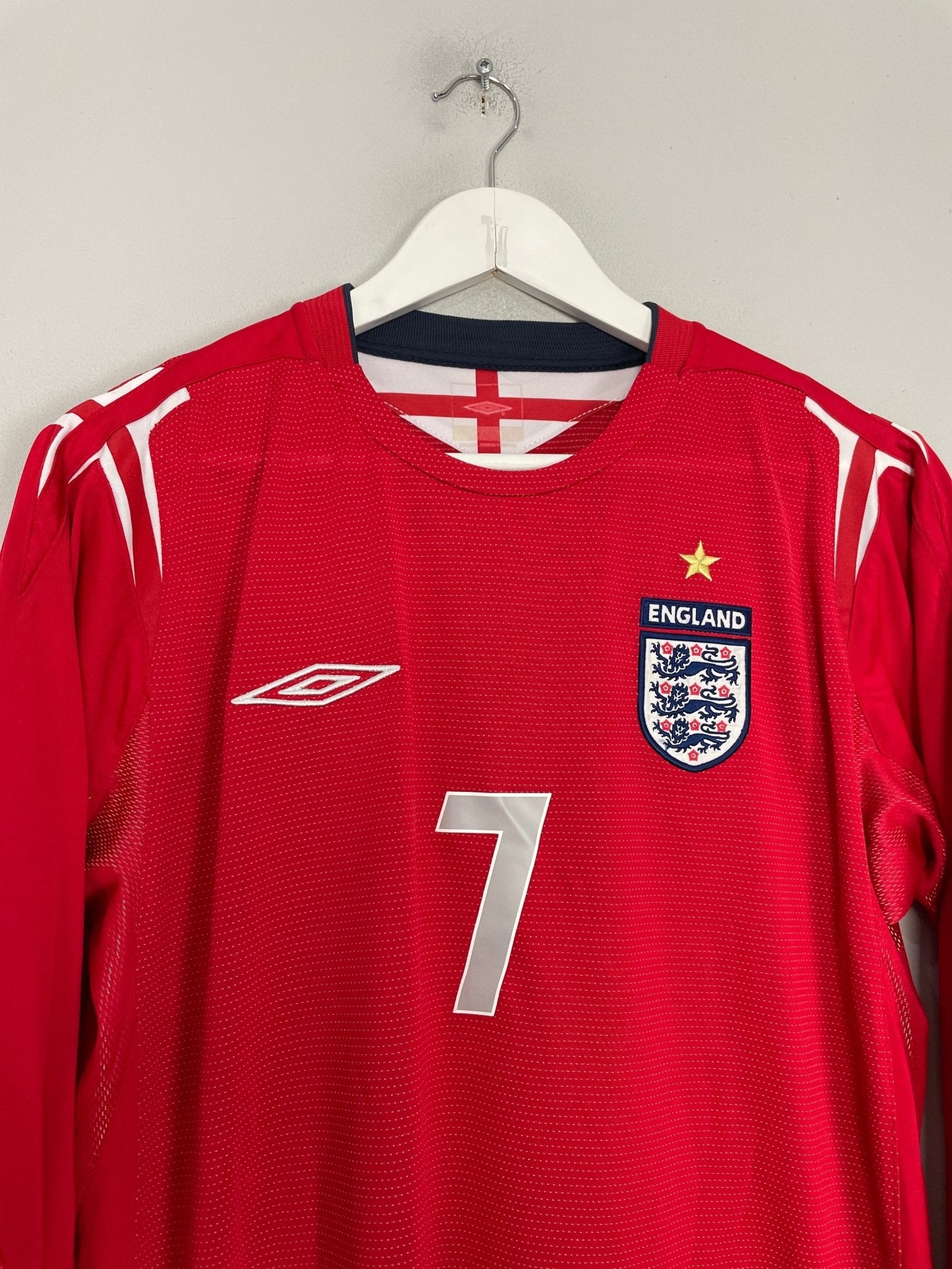 Shop 2004/06 ENGLAND BECKHAM #7 L/S AWAY SHIRT (M) UMBRO, classic football shirts, vintage football shirts & retro soccer jerseys at Cult Kits