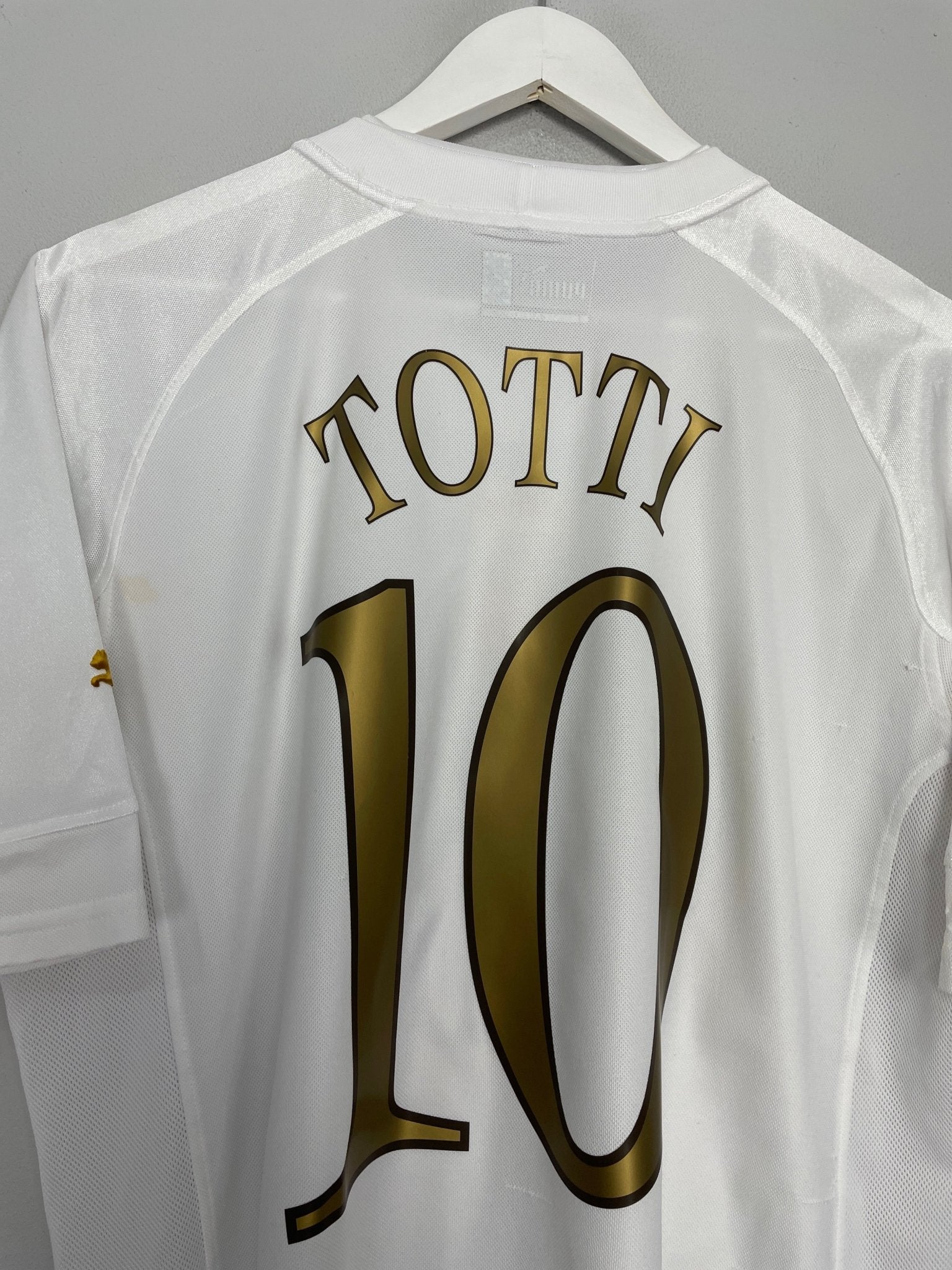 Shop 2004/06 ITALY TOTTI #10 AWAY SHIRT (XL) PUMA, classic football shirts, vintage football shirts & retro soccer jerseys at Cult Kits