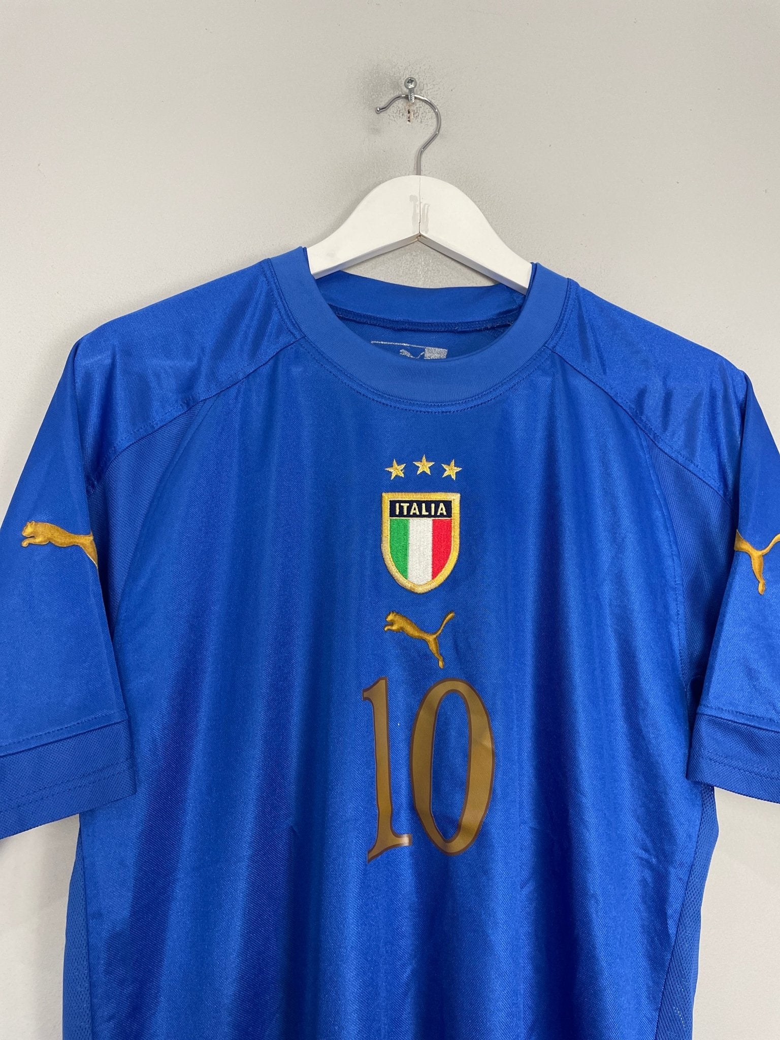 Shop 2004/06 ITALY TOTTI #10 HOME SHIRT (L) PUMA, classic football shirts, vintage football shirts & retro soccer jerseys at Cult Kits