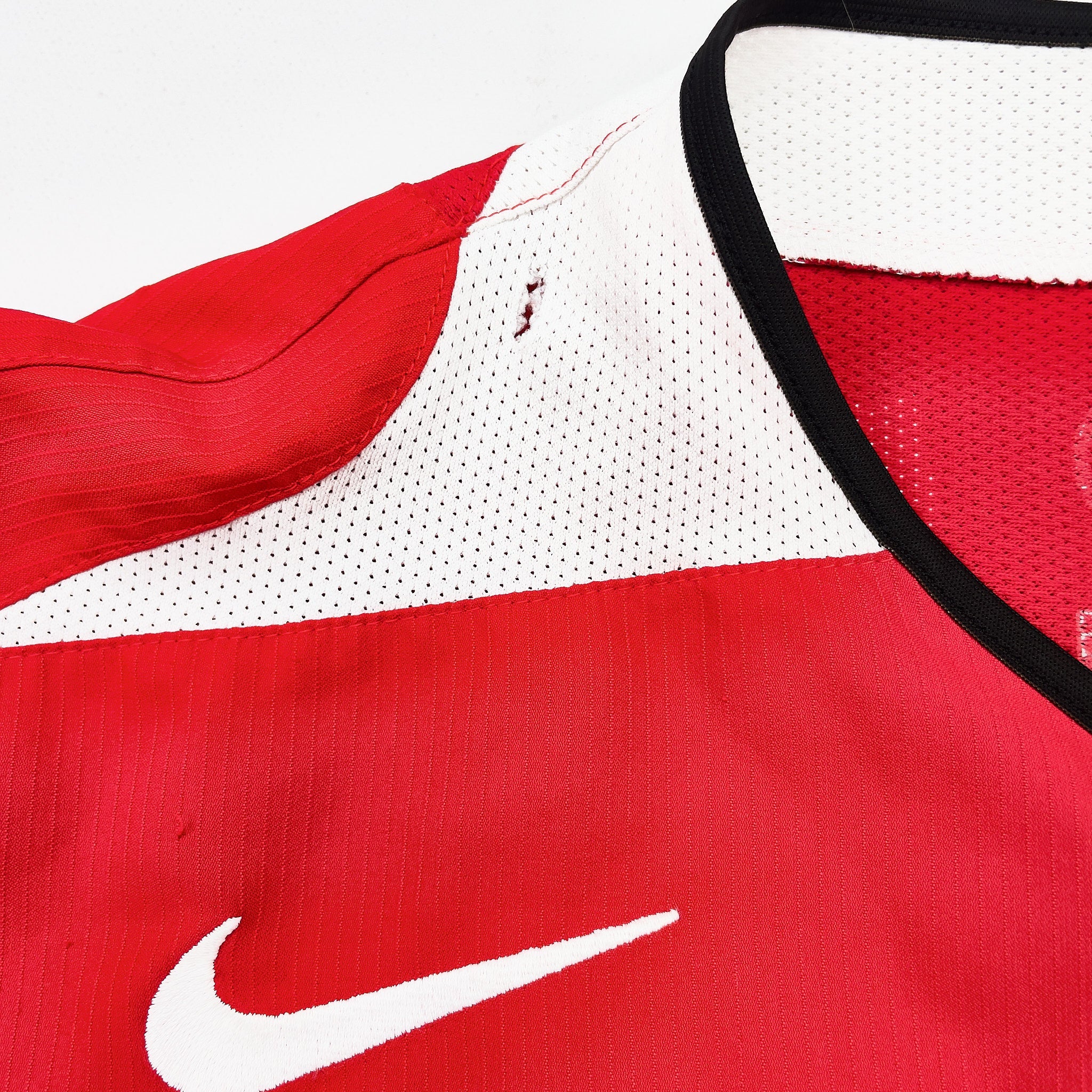 Buy 2004/06 Manchester United Ronaldo 7 Home Shirt (L) Nike ~ Free worldwide shipping available ~ Authentic Vintage Football Shirts from Cult Kits