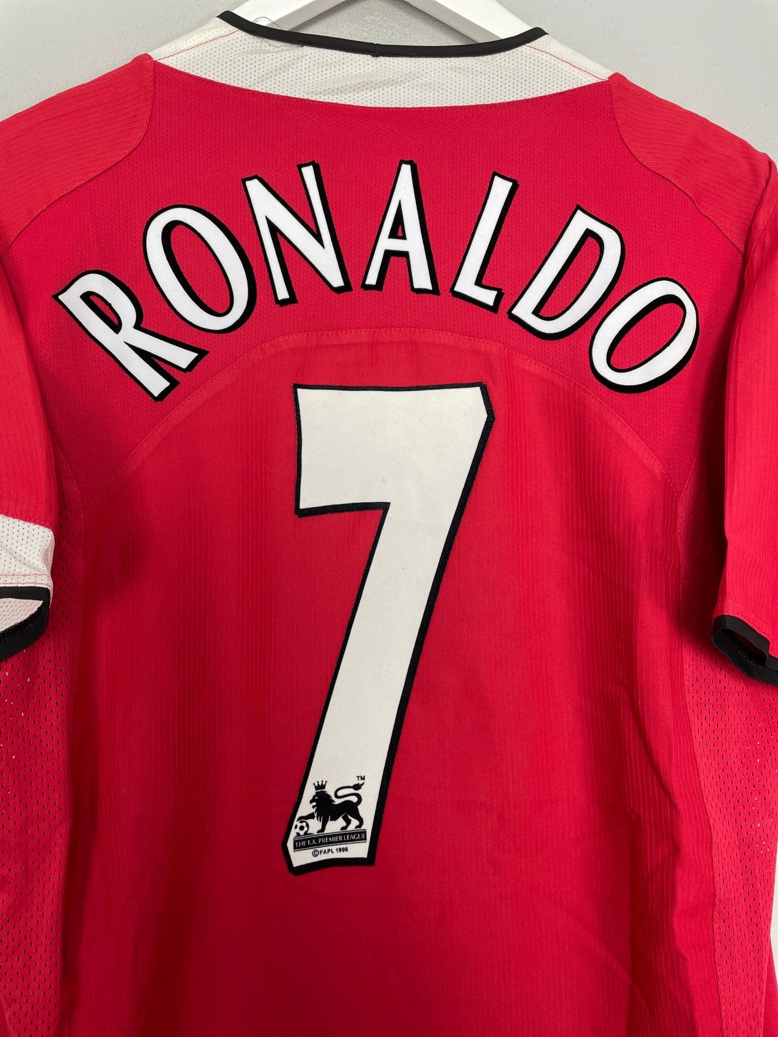 Shop 2004/06 MANCHESTER UNITED RONALDO #7 HOME SHIRT (M) NIKE, classic football shirts, vintage football shirts & retro soccer jerseys at Cult Kits