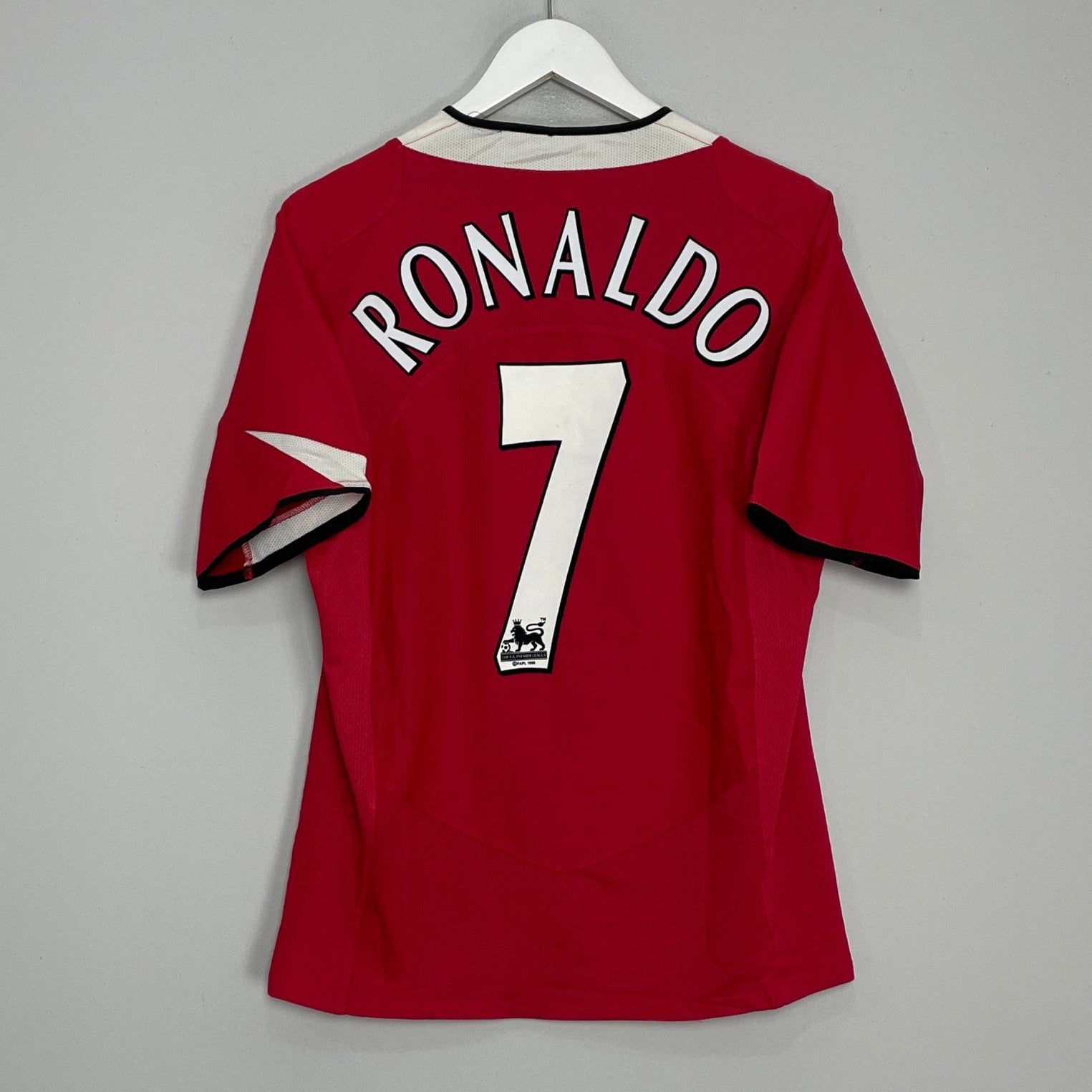 Shop 2004/06 MANCHESTER UNITED RONALDO #7 HOME SHIRT (M) NIKE, classic football shirts, vintage football shirts & retro soccer jerseys at Cult Kits