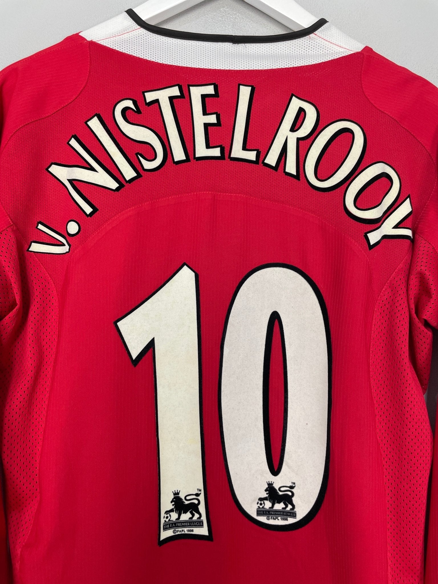 Shop 2004/06 MANCHESTER UNITED VAN NISTELROOY #10 L/S HOME SHIRT (M) NIKE, classic football shirts, vintage football shirts & retro soccer jerseys at Cult Kits