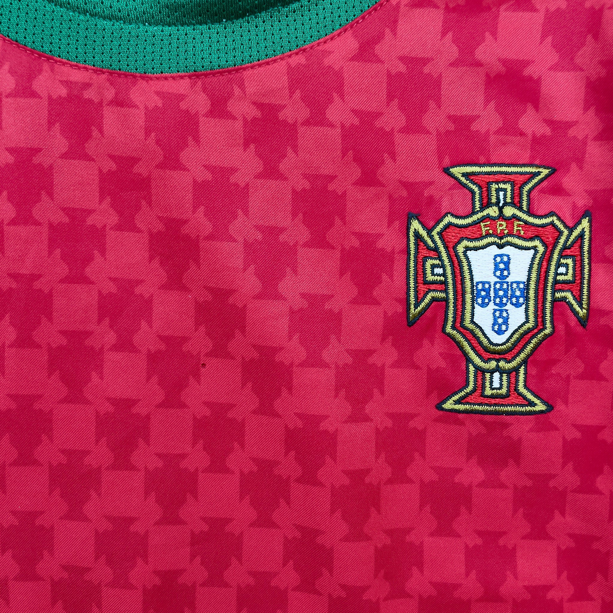 Buy 2004/06 Portugal Home Shirt (L) Nike ~ Free worldwide shipping ~ Authentic Vintage Football Shirts from Cult Kits