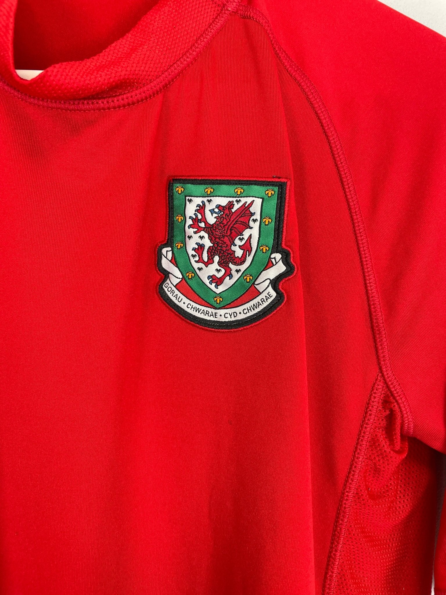 Shop 2004/06 WALES HOME SHIRT (L) KAPPA, classic football shirts, vintage football shirts & retro soccer jerseys at Cult Kits