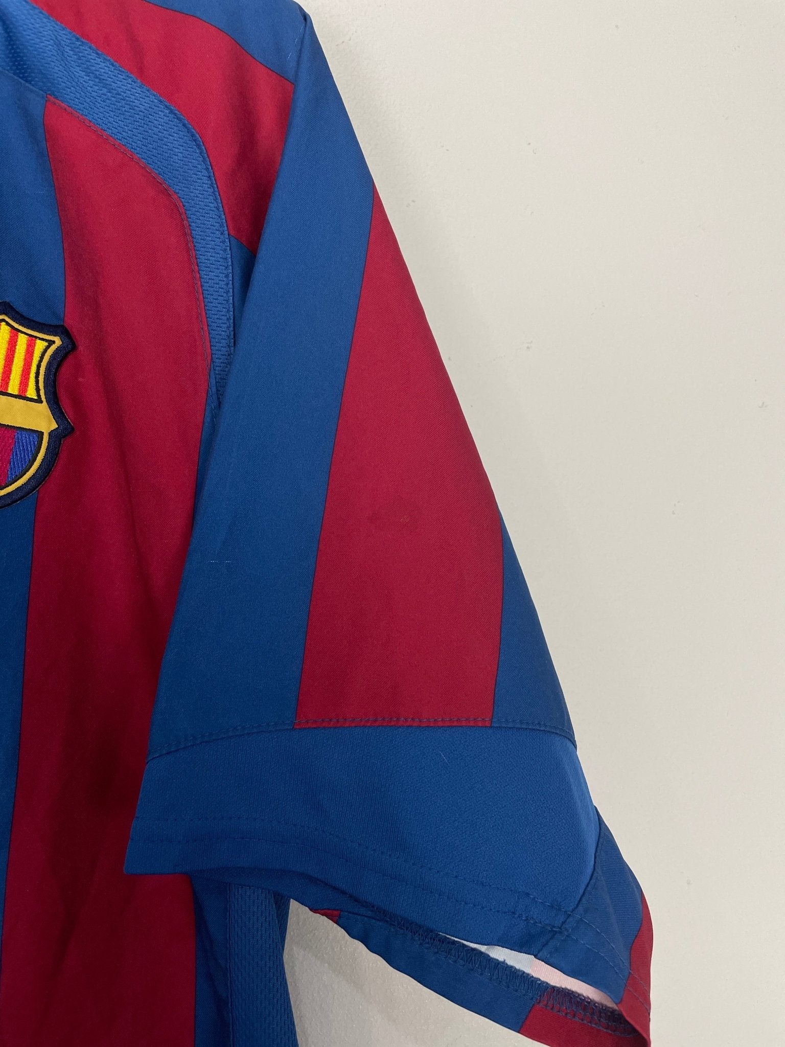 Shop 2005/06 BARCELONA HOME SHIRT (M) NIKE, classic football shirts, vintage football shirts & retro soccer jerseys at Cult Kits