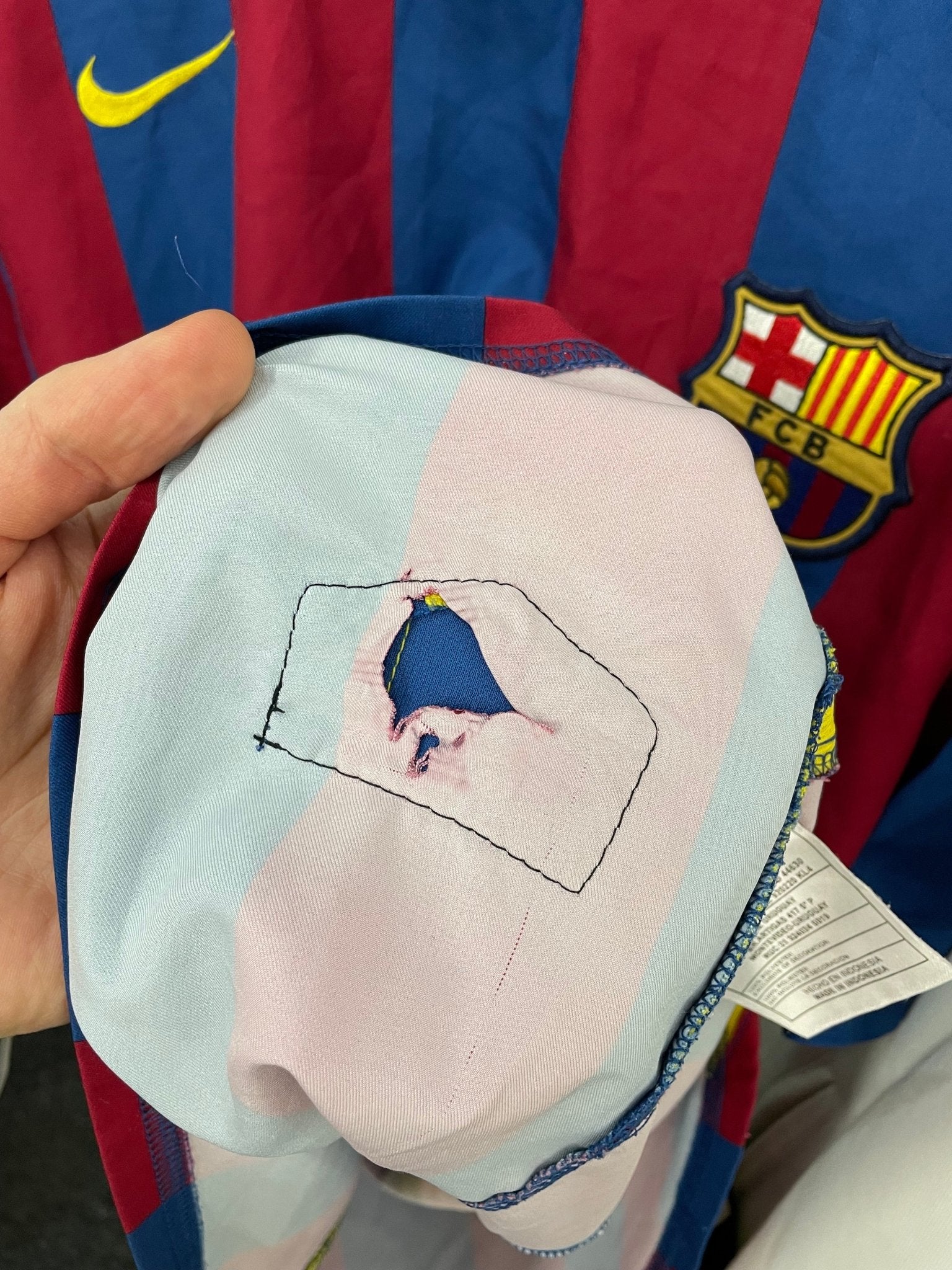 Shop 2005/06 BARCELONA HOME SHIRT (M) NIKE, classic football shirts, vintage football shirts & retro soccer jerseys at Cult Kits