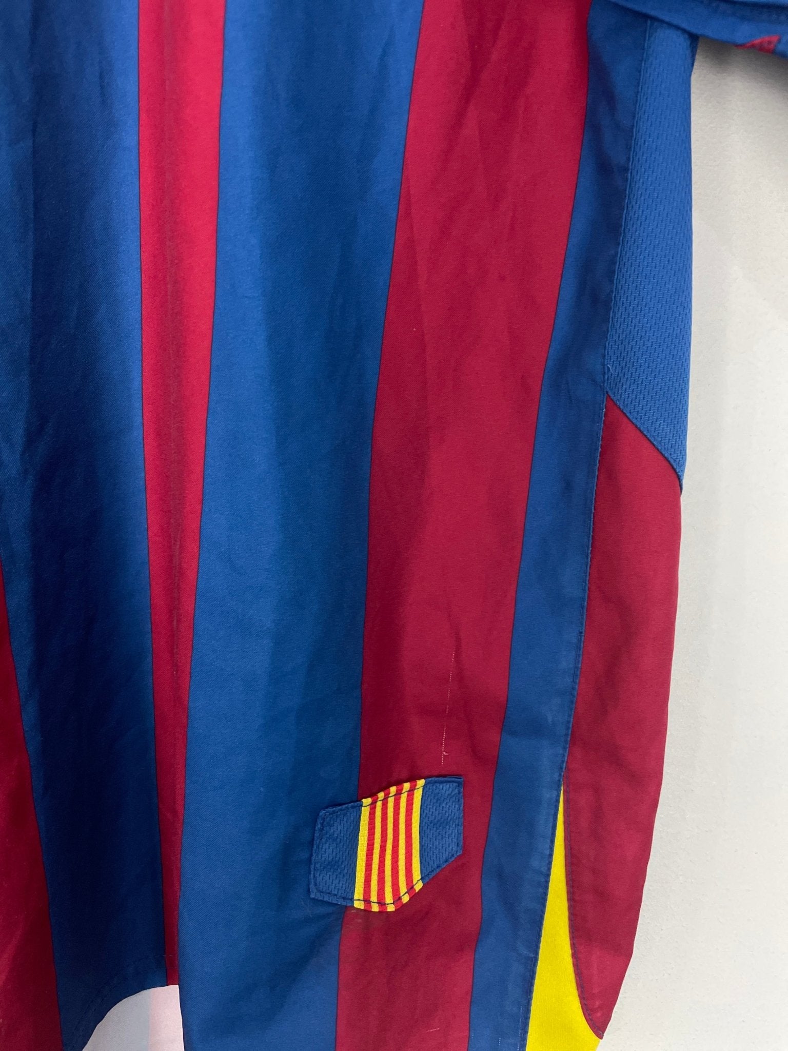 Shop 2005/06 BARCELONA HOME SHIRT (M) NIKE, classic football shirts, vintage football shirts & retro soccer jerseys at Cult Kits