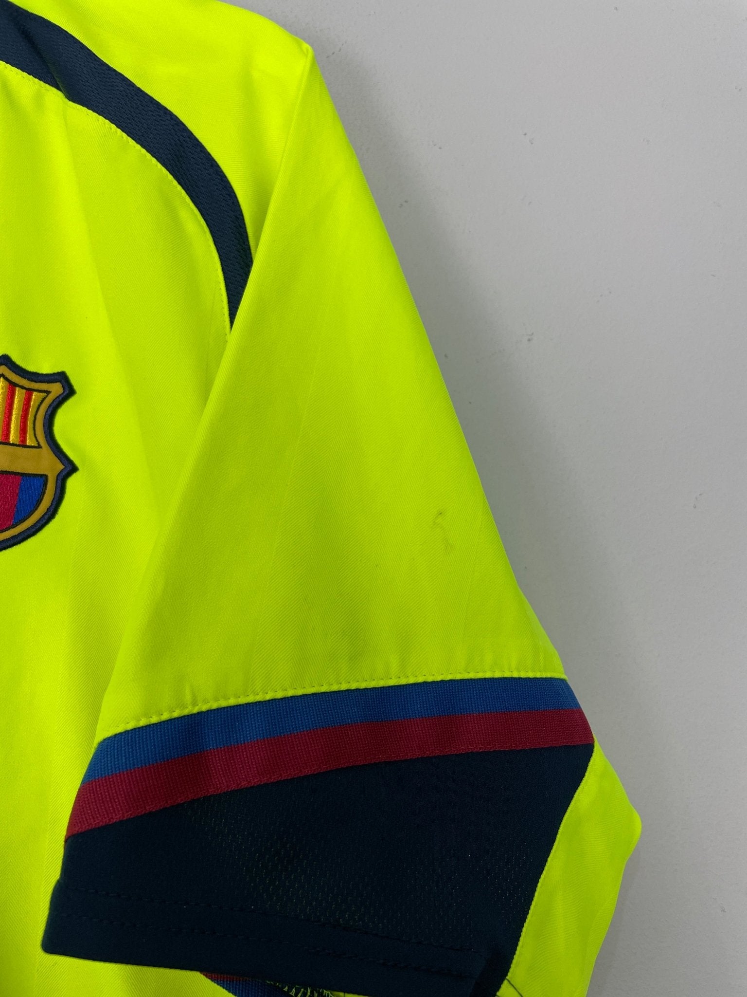 Shop 2005/06 BARCELONA RONALDINHO #10 AWAY SHIRT (L) NIKE, classic football shirts, vintage football shirts & retro soccer jerseys at Cult Kits