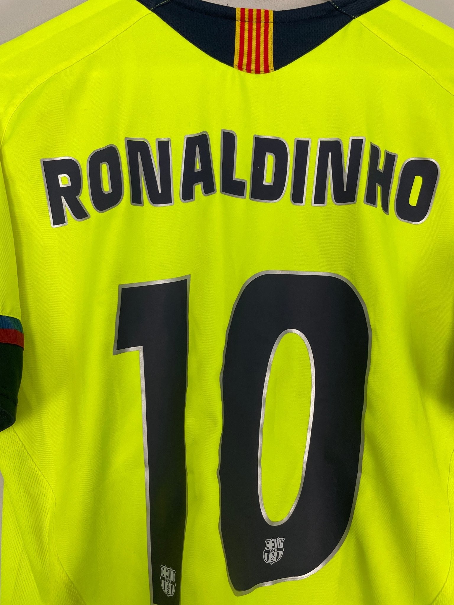 Shop 2005/06 BARCELONA RONALDINHO #10 AWAY SHIRT (L) NIKE, classic football shirts, vintage football shirts & retro soccer jerseys at Cult Kits