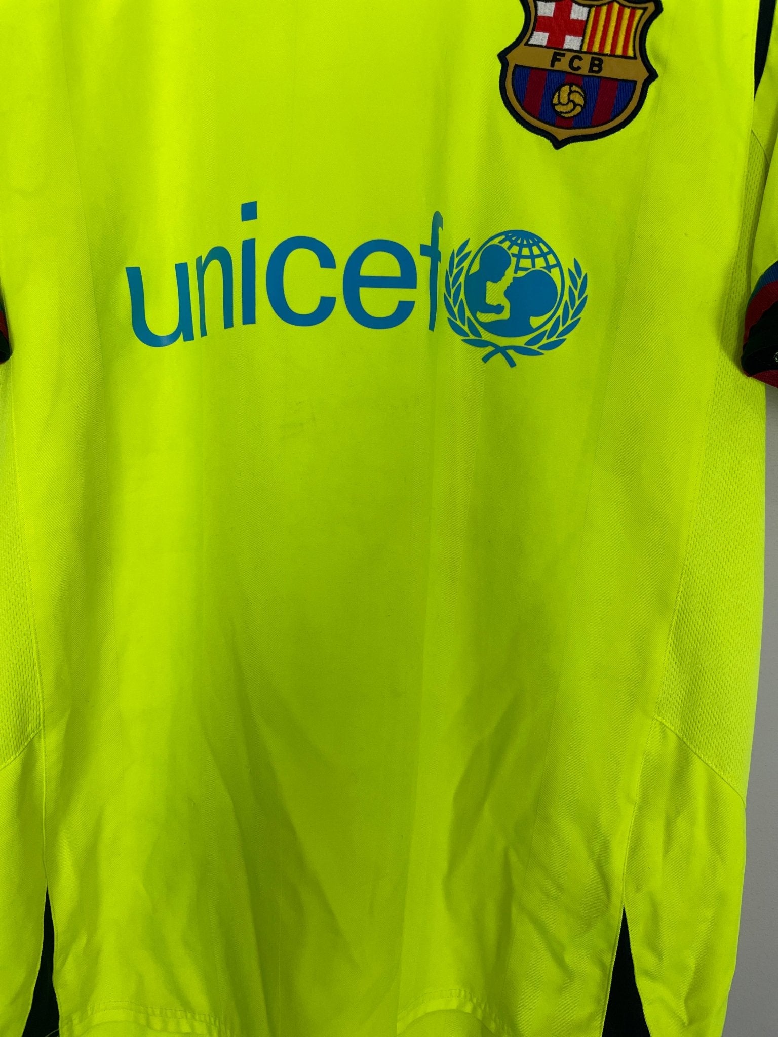 Shop 2005/06 BARCELONA RONALDINHO #10 AWAY SHIRT (L) NIKE, classic football shirts, vintage football shirts & retro soccer jerseys at Cult Kits