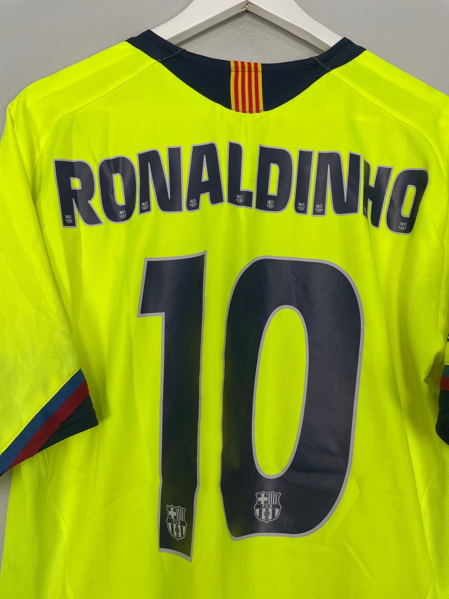 Shop 2005/06 BARCELONA RONALDINHO #10 AWAY SHIRT (L) NIKE, classic football shirts, vintage football shirts & retro soccer jerseys at Cult Kits