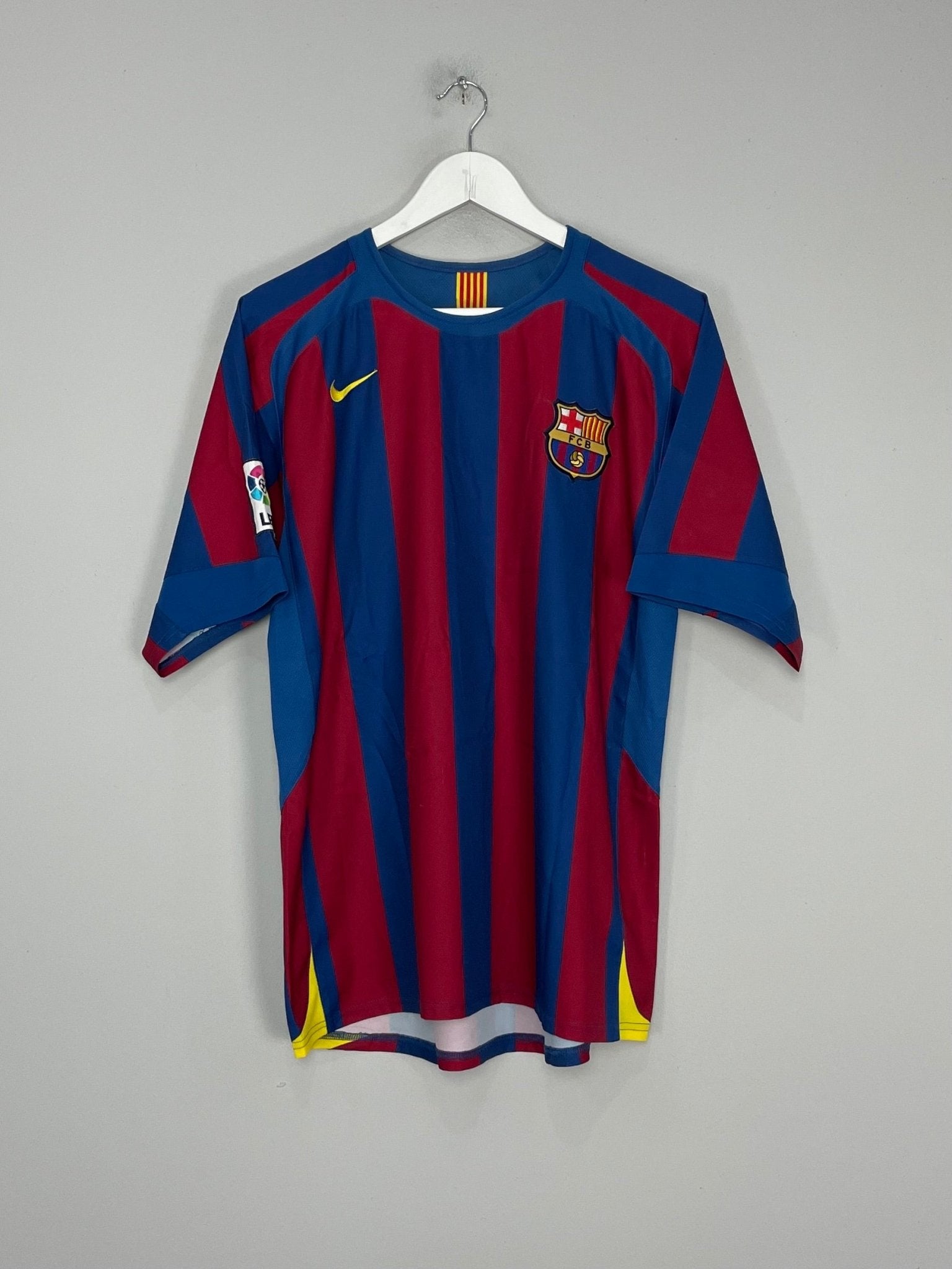 Shop 2005/06 BARCELONA RONALDINHO #10 HOME SHIRT (M) NIKE, classic football shirts, vintage football shirts & retro soccer jerseys at Cult Kits
