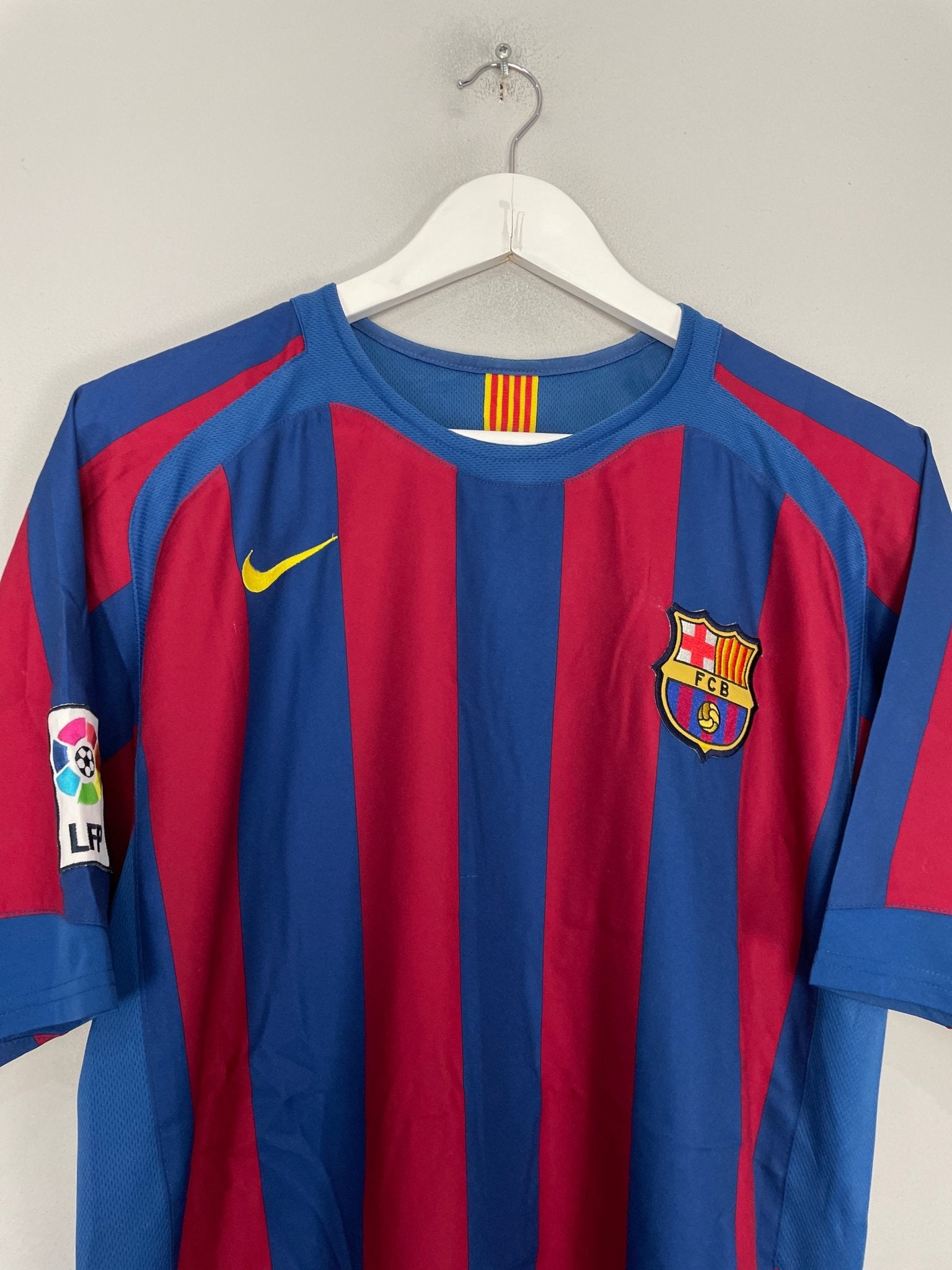 Shop 2005/06 BARCELONA RONALDINHO #10 HOME SHIRT (M) NIKE, classic football shirts, vintage football shirts & retro soccer jerseys at Cult Kits