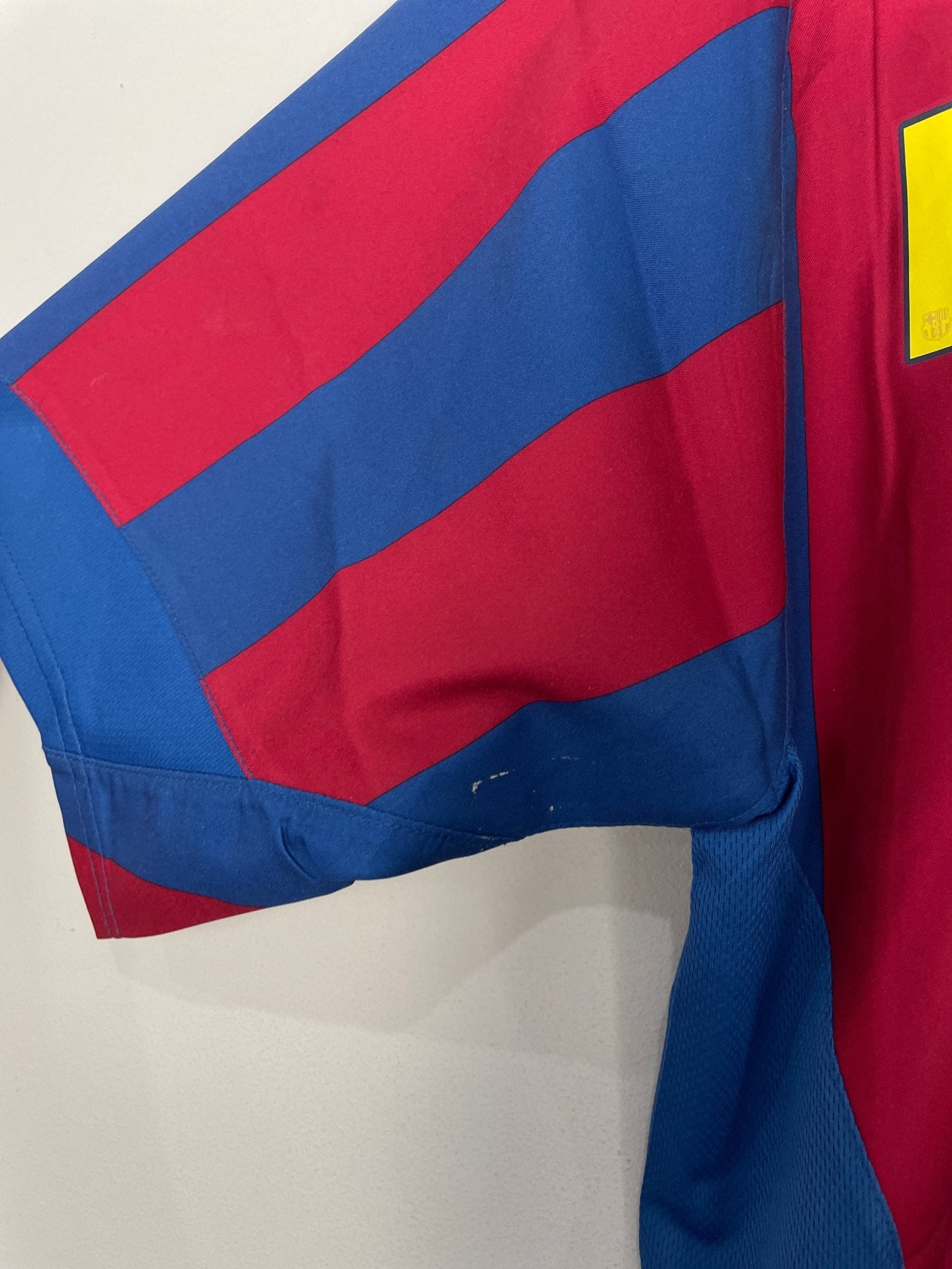 Shop 2005/06 BARCELONA RONALDINHO #10 HOME SHIRT (M) NIKE, classic football shirts, vintage football shirts & retro soccer jerseys at Cult Kits