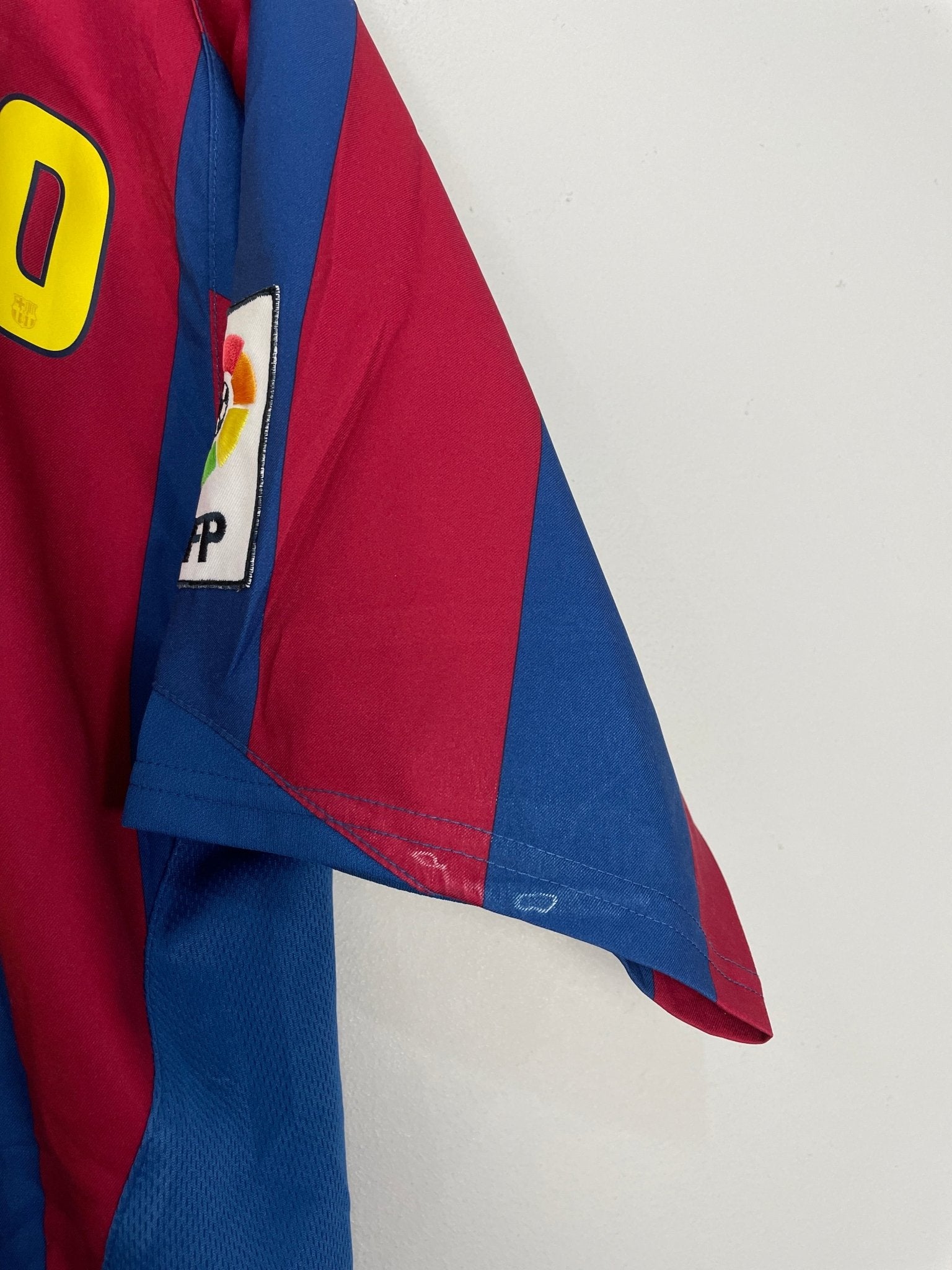 Shop 2005/06 BARCELONA RONALDINHO #10 HOME SHIRT (M) NIKE, classic football shirts, vintage football shirts & retro soccer jerseys at Cult Kits