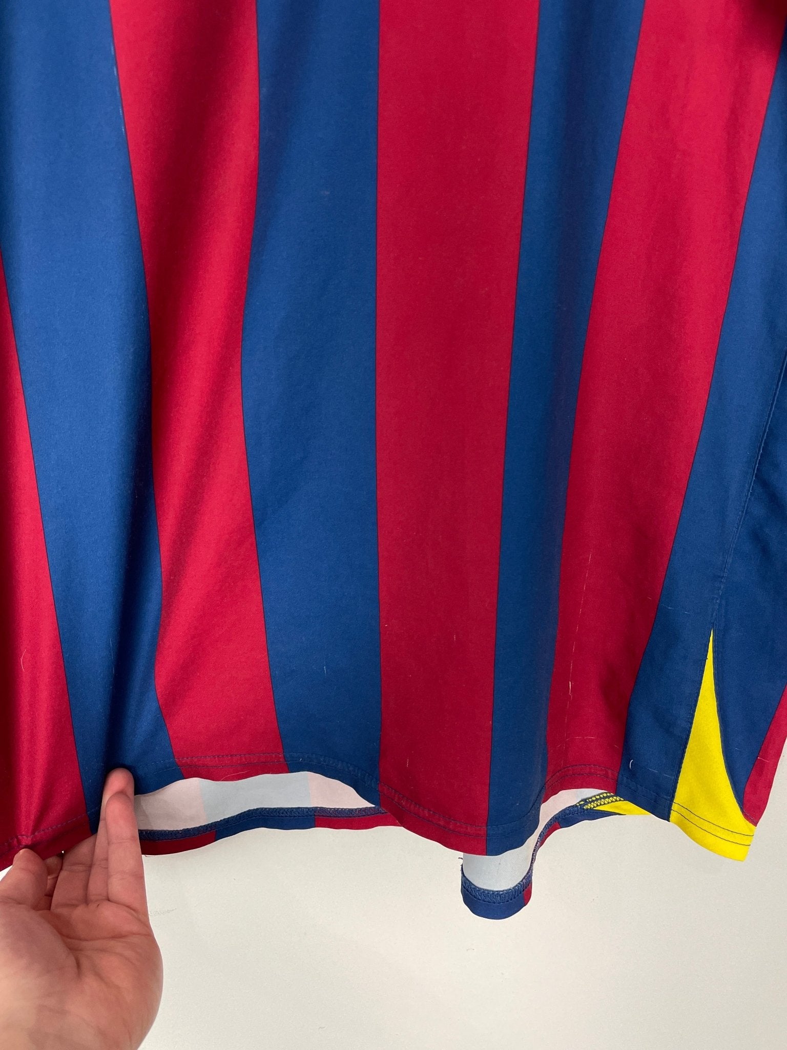 Shop 2005/06 BARCELONA RONALDINHO #10 HOME SHIRT (XL) NIKE, classic football shirts, vintage football shirts & retro soccer jerseys at Cult Kits