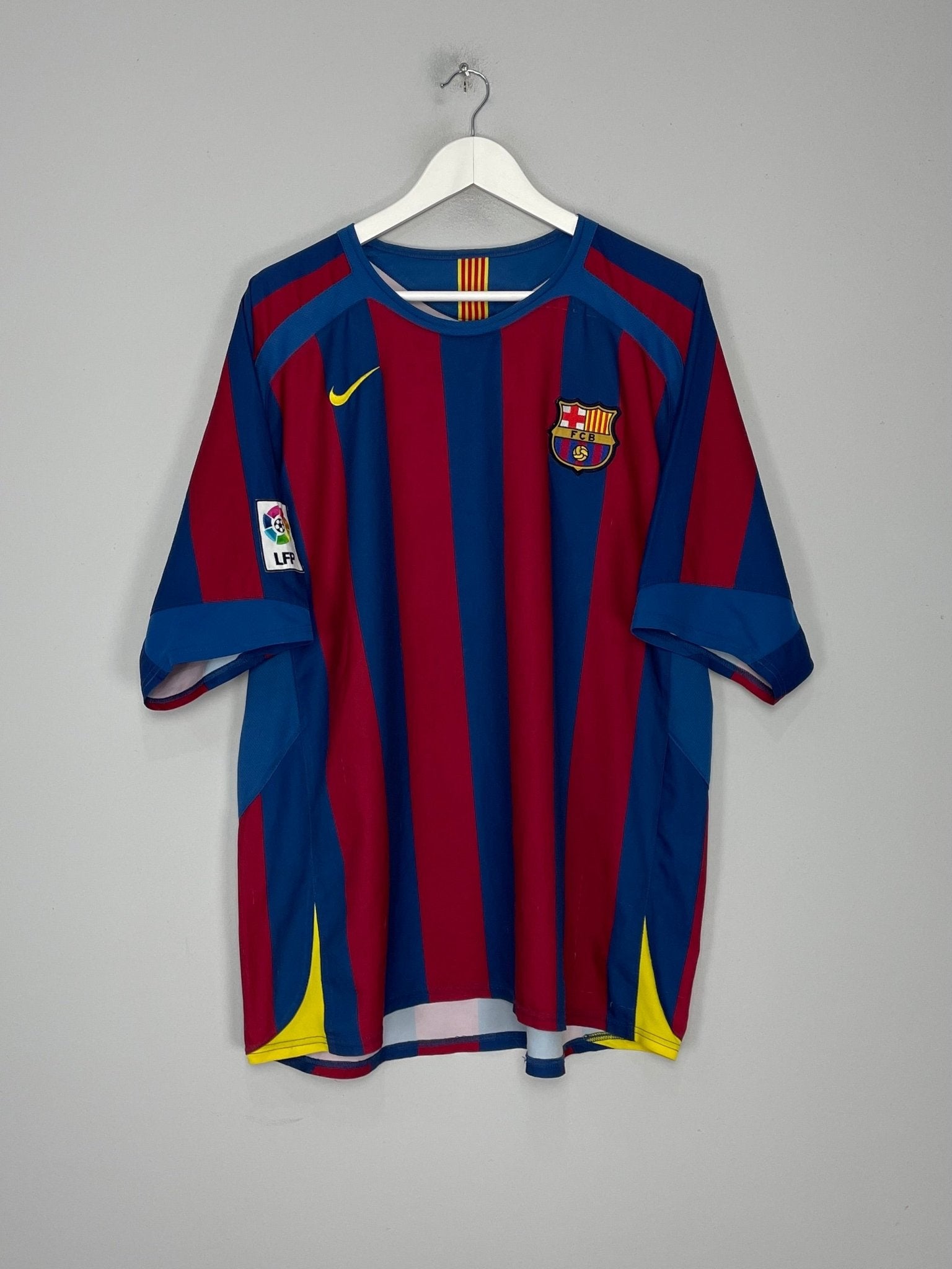 Shop 2005/06 BARCELONA RONALDINHO #10 HOME SHIRT (XL) NIKE, classic football shirts, vintage football shirts & retro soccer jerseys at Cult Kits