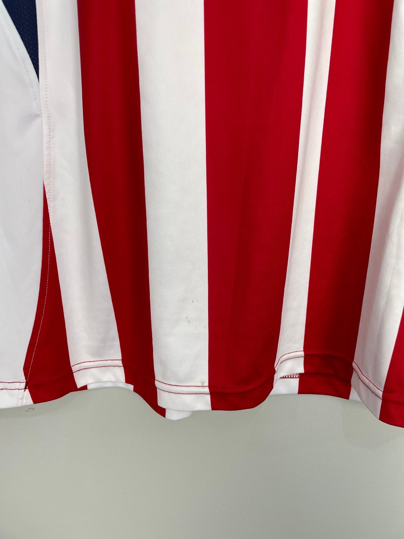 Shop 2005/06 CHIVAS GUADALAJARA HOME SHIRT (L) REEBOK, classic football shirts, vintage football shirts & retro soccer jerseys at Cult Kits