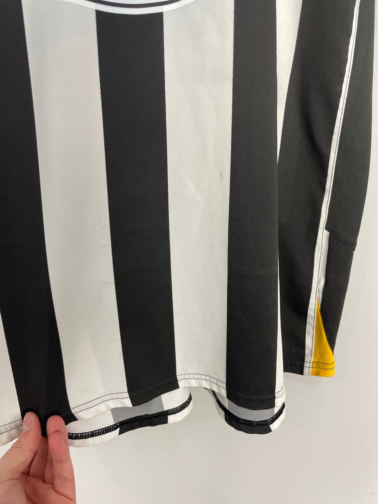 Shop 2005/06 JUVENTUS HOME SHIRT (XL) NIKE, classic football shirts, vintage football shirts & retro soccer jerseys at Cult Kits