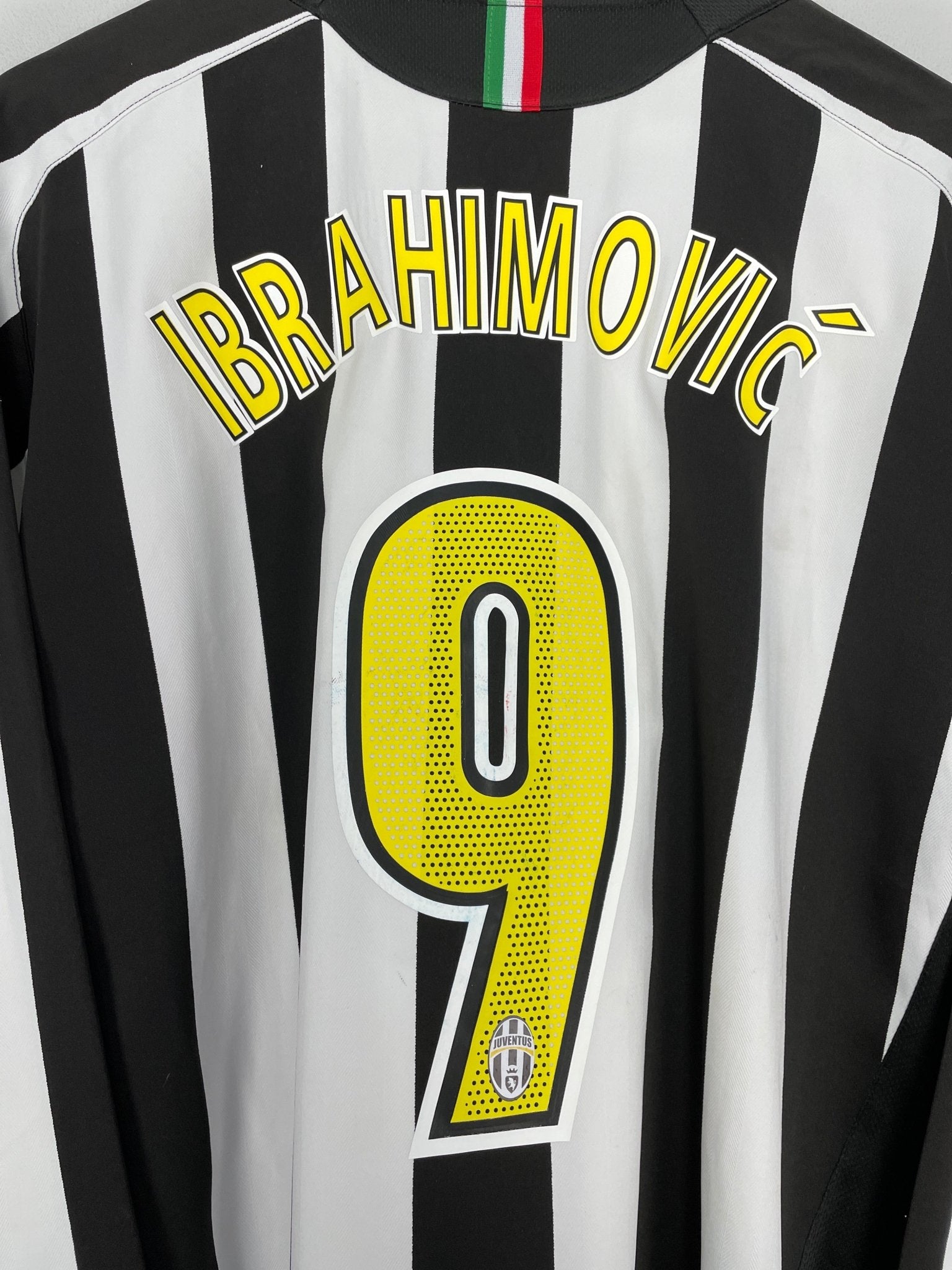 Shop 2005/06 JUVENTUS IBRAHIMOVIC #9 L/S HOME SHIRT (L) NIKE, classic football shirts, vintage football shirts & retro soccer jerseys at Cult Kits