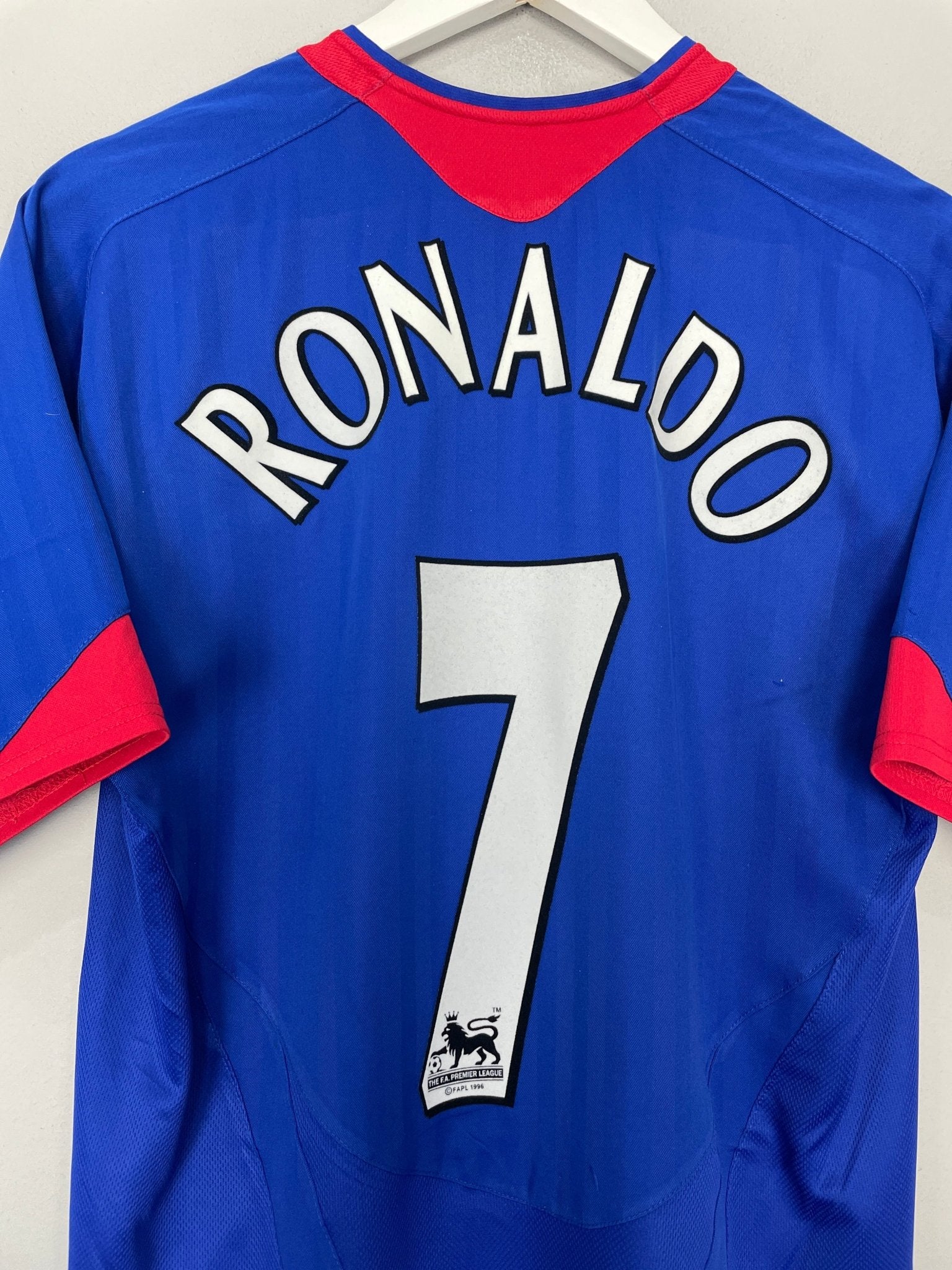 Shop 2005/06 MANCHESTER UNITED RONALDO #7 AWAY SHIRT (M) NIKE, classic football shirts, vintage football shirts & retro soccer jerseys at Cult Kits