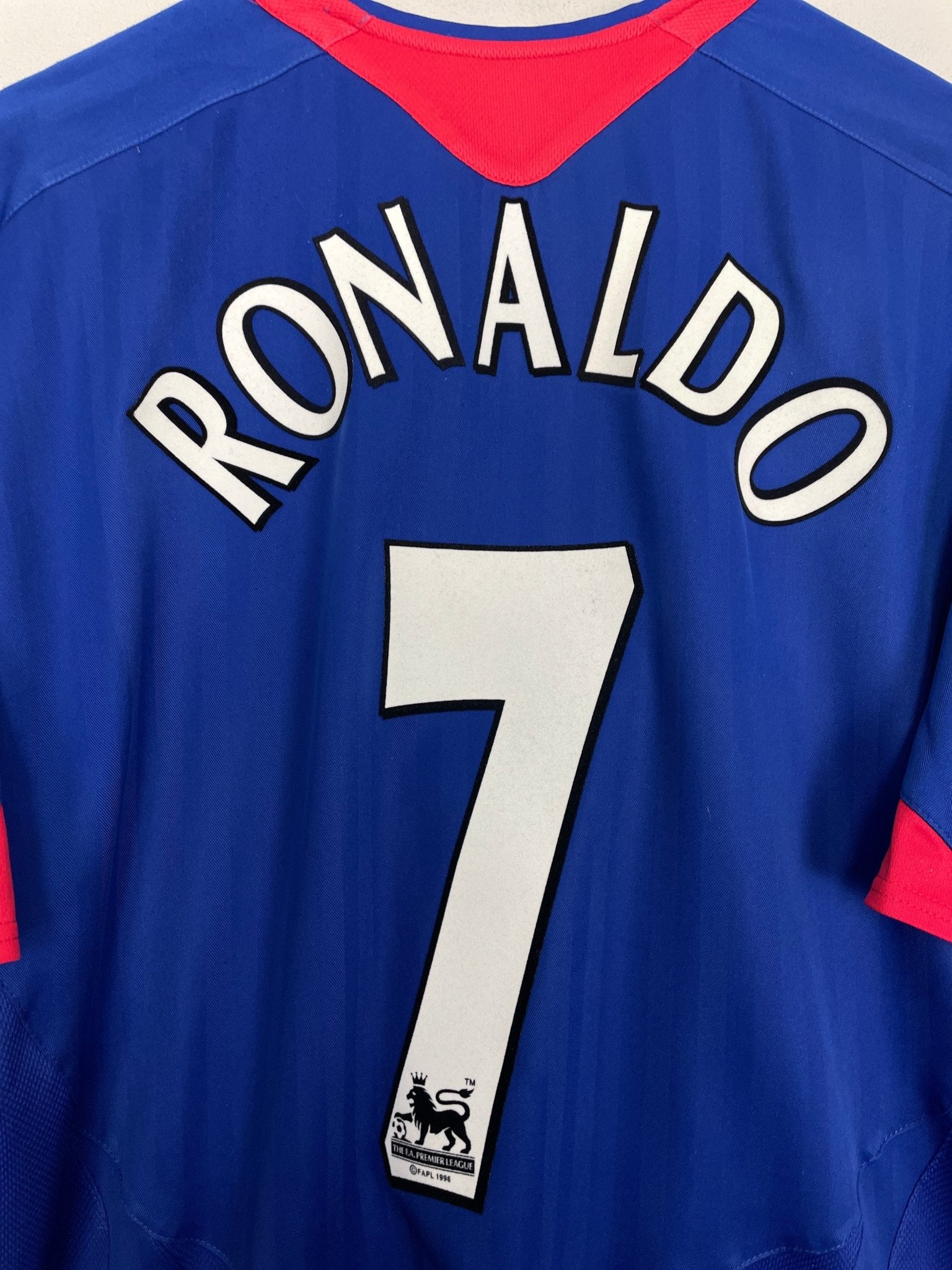 Shop 2005/06 MANCHESTER UNITED RONALDO #7 AWAY SHIRT (XL) NIKE, classic football shirts, vintage football shirts & retro soccer jerseys at Cult Kits