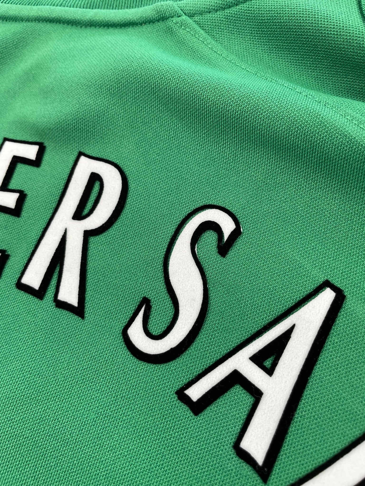 Buy 2005/06 Manchester United Van Der Sar 19 Goalkeeper Shirt (L) Nike ~ Free worldwide shipping ~ Authentic Vintage Football Shirts from Cult Kits