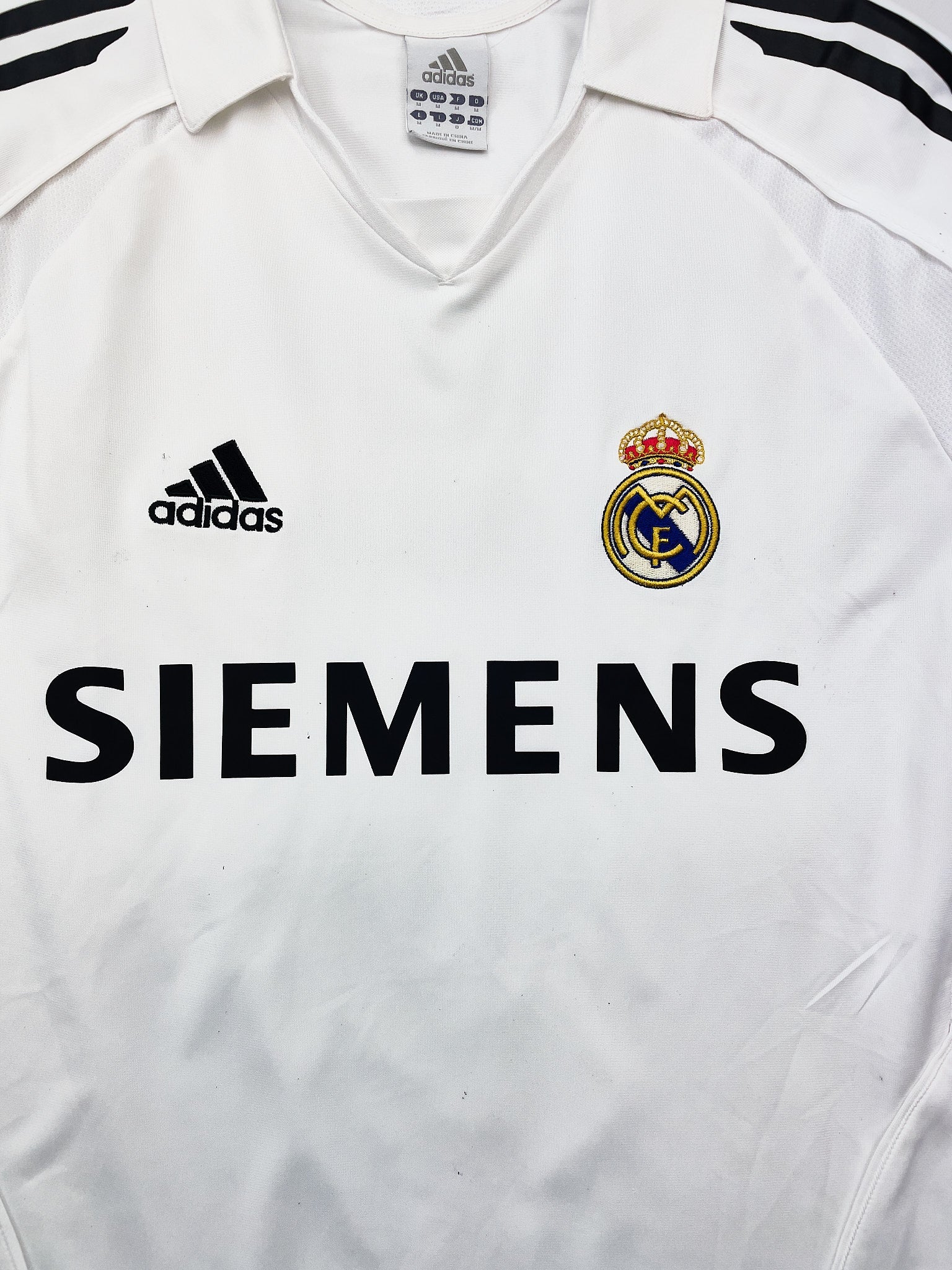 Buy 2005/06 Real Madrid Zidane 5 Home Shirt (M) Adidas ~ Free worldwide shipping ~ Authentic Vintage Football Shirts from Cult Kits
