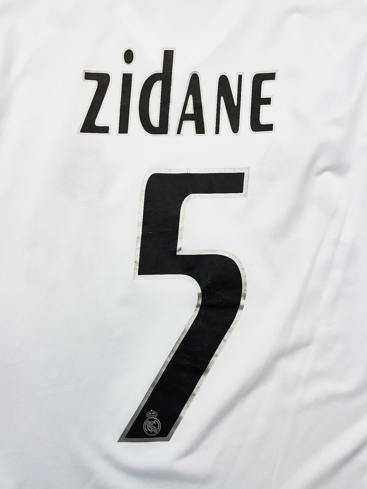 Buy 2005/06 Real Madrid Zidane 5 Home Shirt (M) Adidas ~ Free worldwide shipping ~ Authentic Vintage Football Shirts from Cult Kits