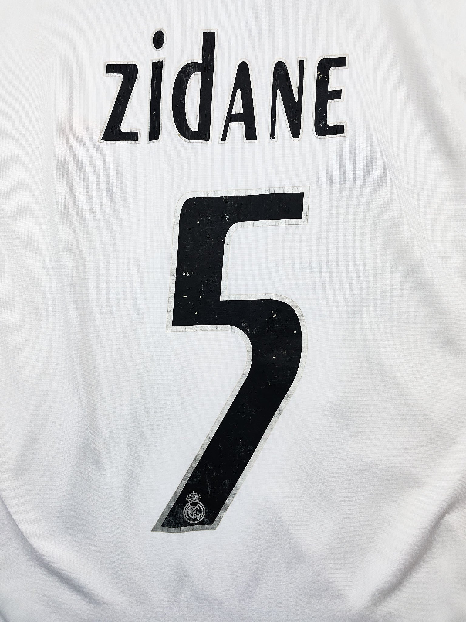 Buy 2005/06 Real Madrid Zidane 5 Home Shirt (XL) Adidas ~ Free worldwide shipping ~ Authentic Vintage Football Shirts from Cult Kits