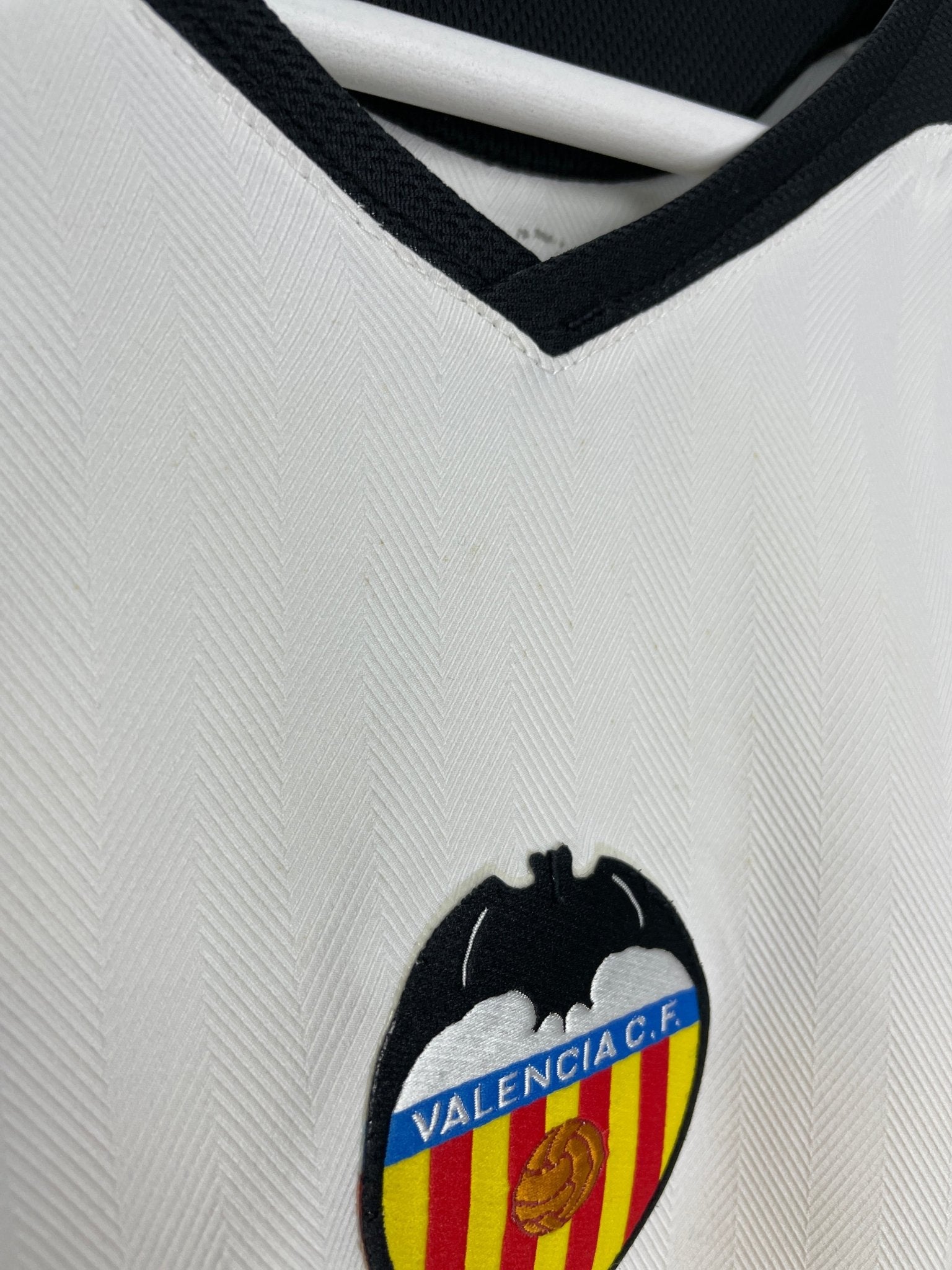 Shop 2005/06 VALENCIA AIMAR #21 L/S HOME SHIRT (M) NIKE, classic football shirts, vintage football shirts & retro soccer jerseys at Cult Kits