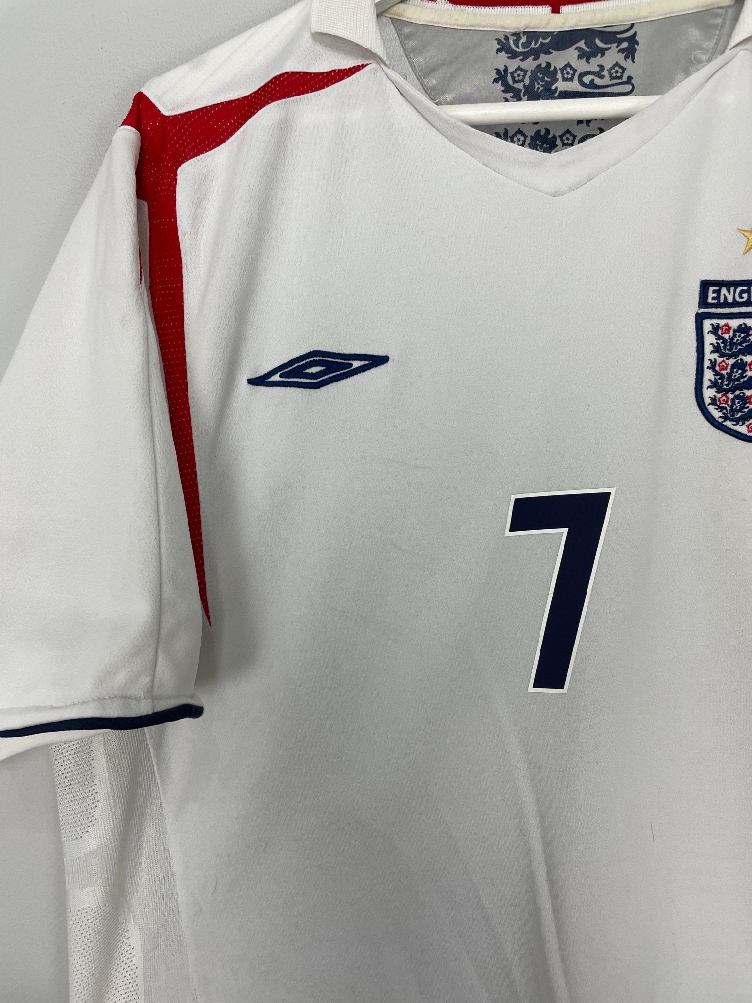 Shop 2005/07 ENGLAND BECKHAM #7 HOME SHIRT (XXL) UMBRO, classic football shirts, vintage football shirts & retro soccer jerseys at Cult Kits