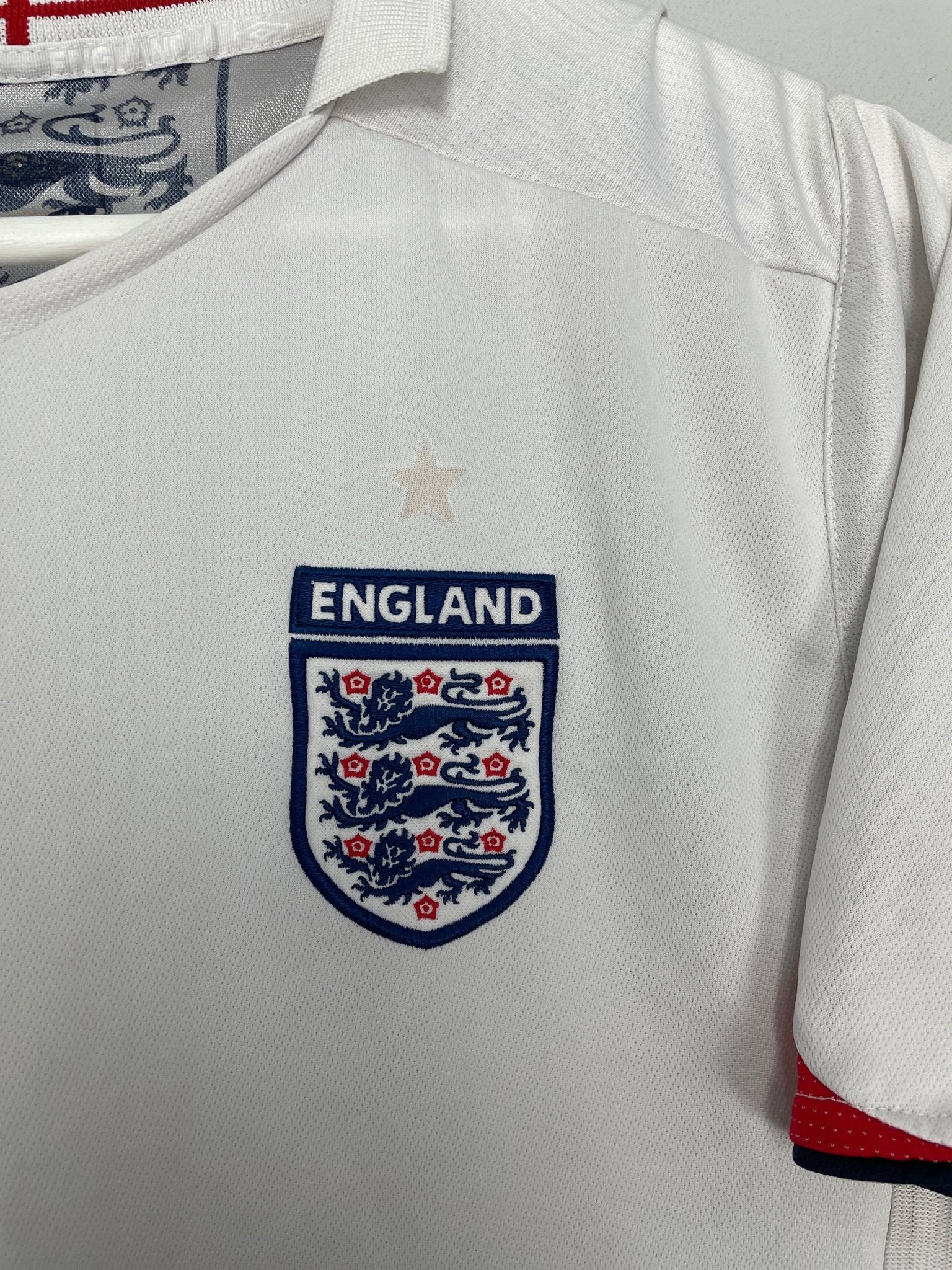 Shop 2005/07 ENGLAND HOME SHIRT (M) UMBRO, classic football shirts, vintage football shirts & retro soccer jerseys at Cult Kits