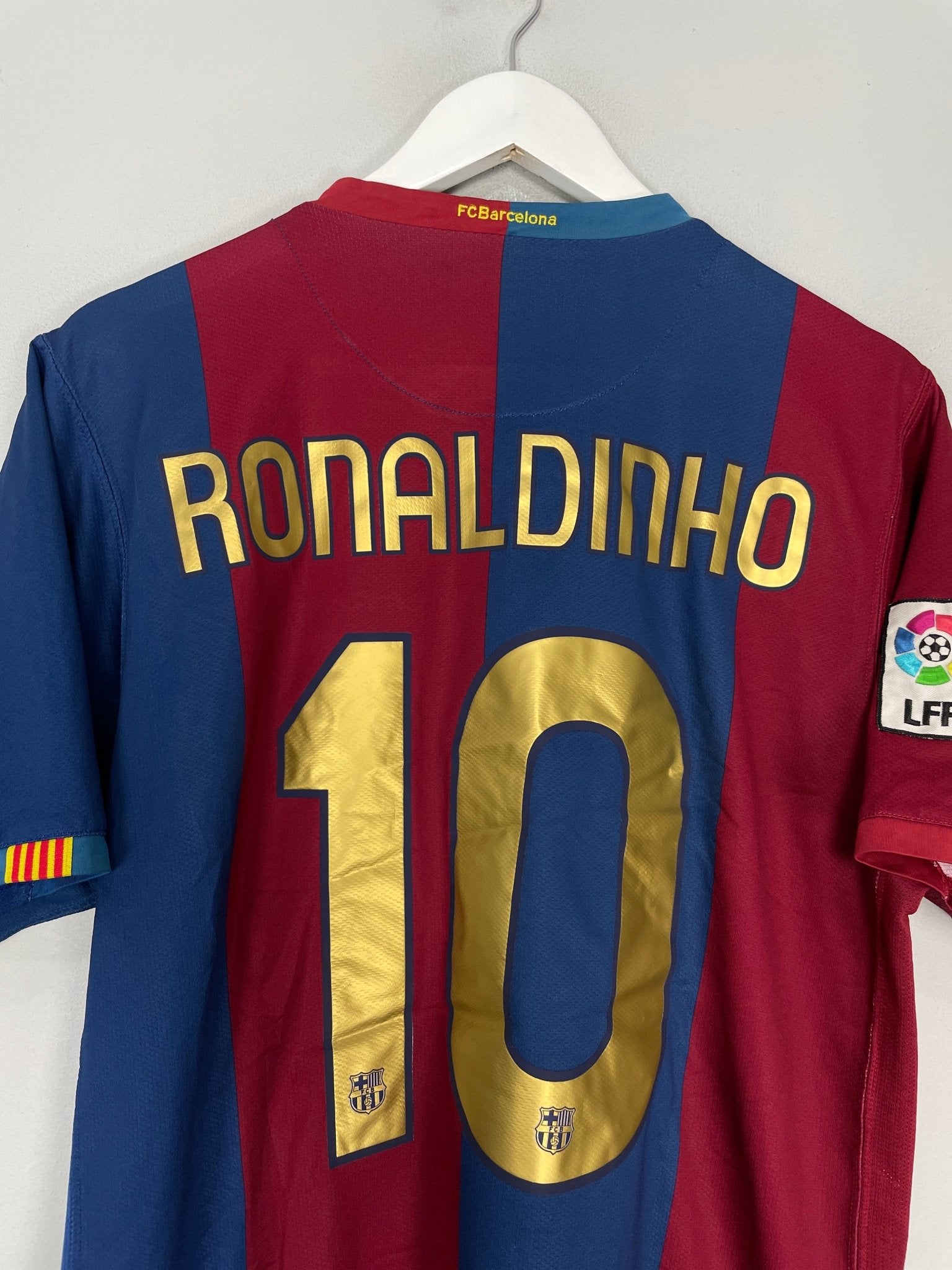 Shop 2006/07 BARCELONA RONALDINHO #10 HOME SHIRT (M) NIKE, classic football shirts, vintage football shirts & retro soccer jerseys at Cult Kits